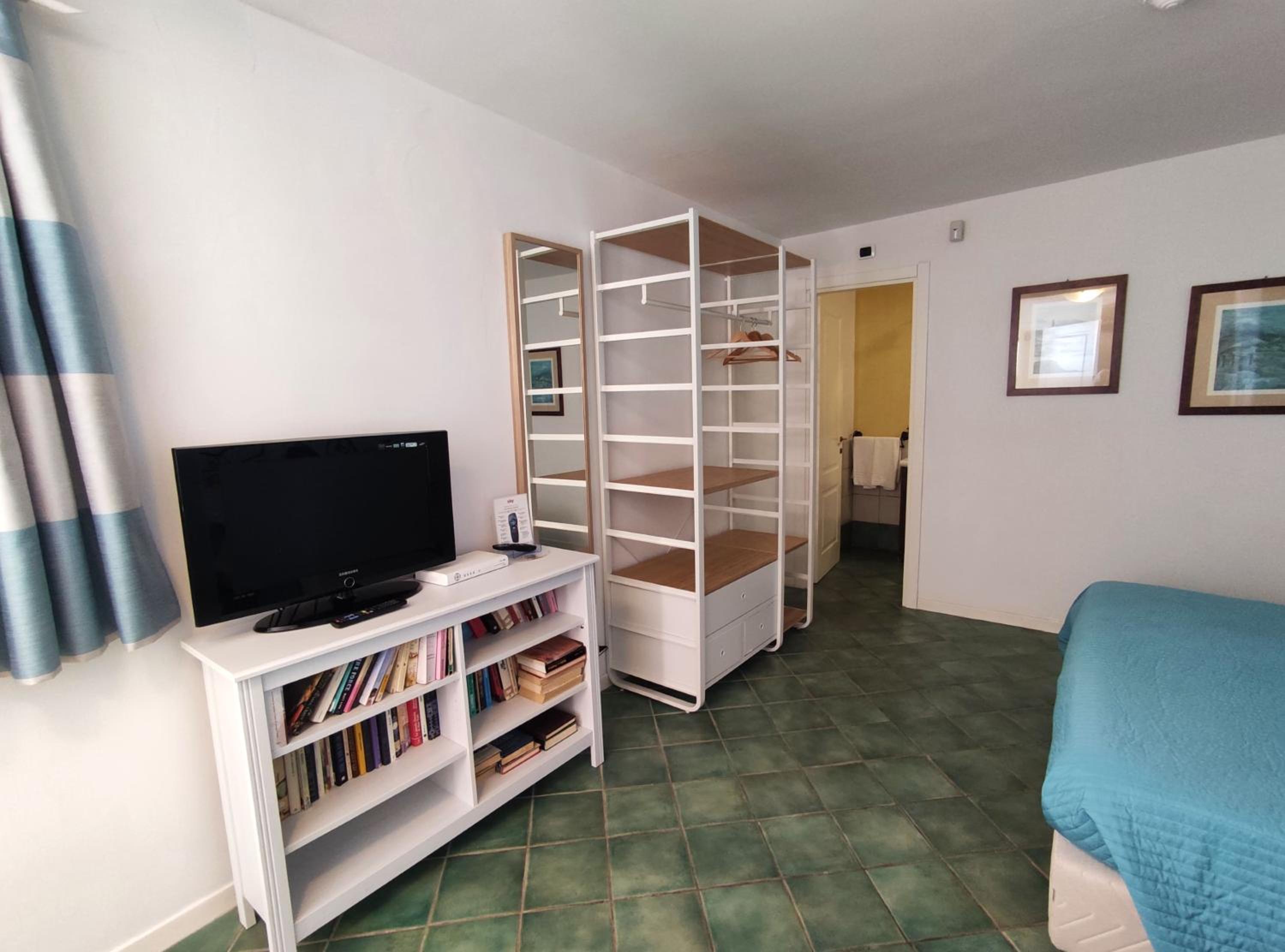 One-Bedroom Apartment - Photo 11