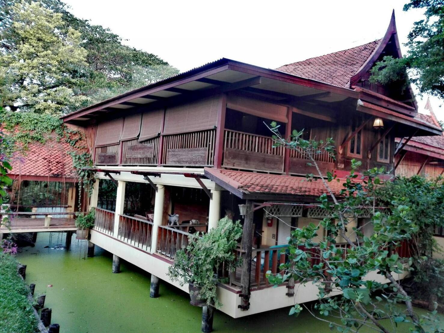 Superior Family Room photo 2