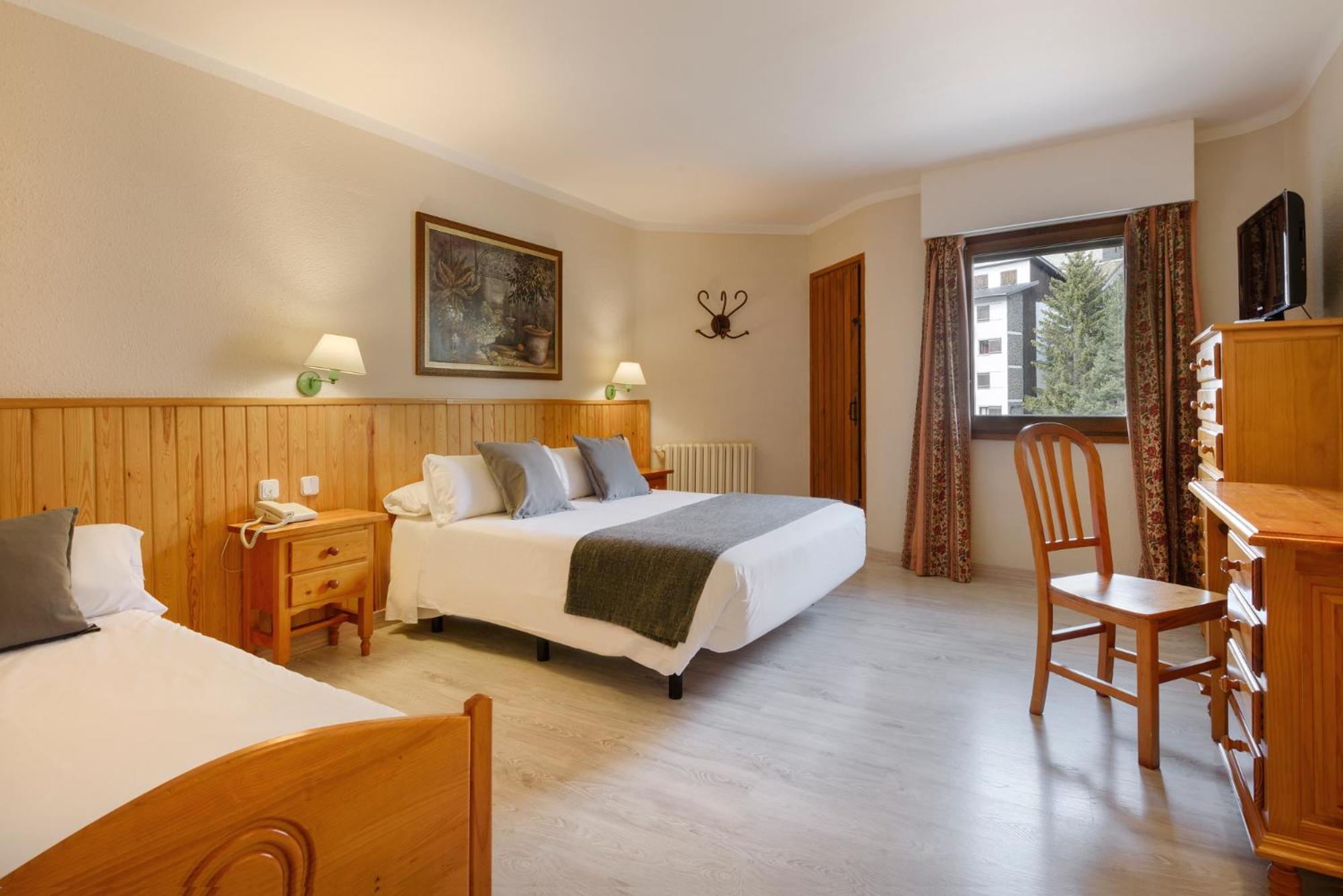 Double Room with Two Extra beds (2 Adults + 2 Children) photo 2