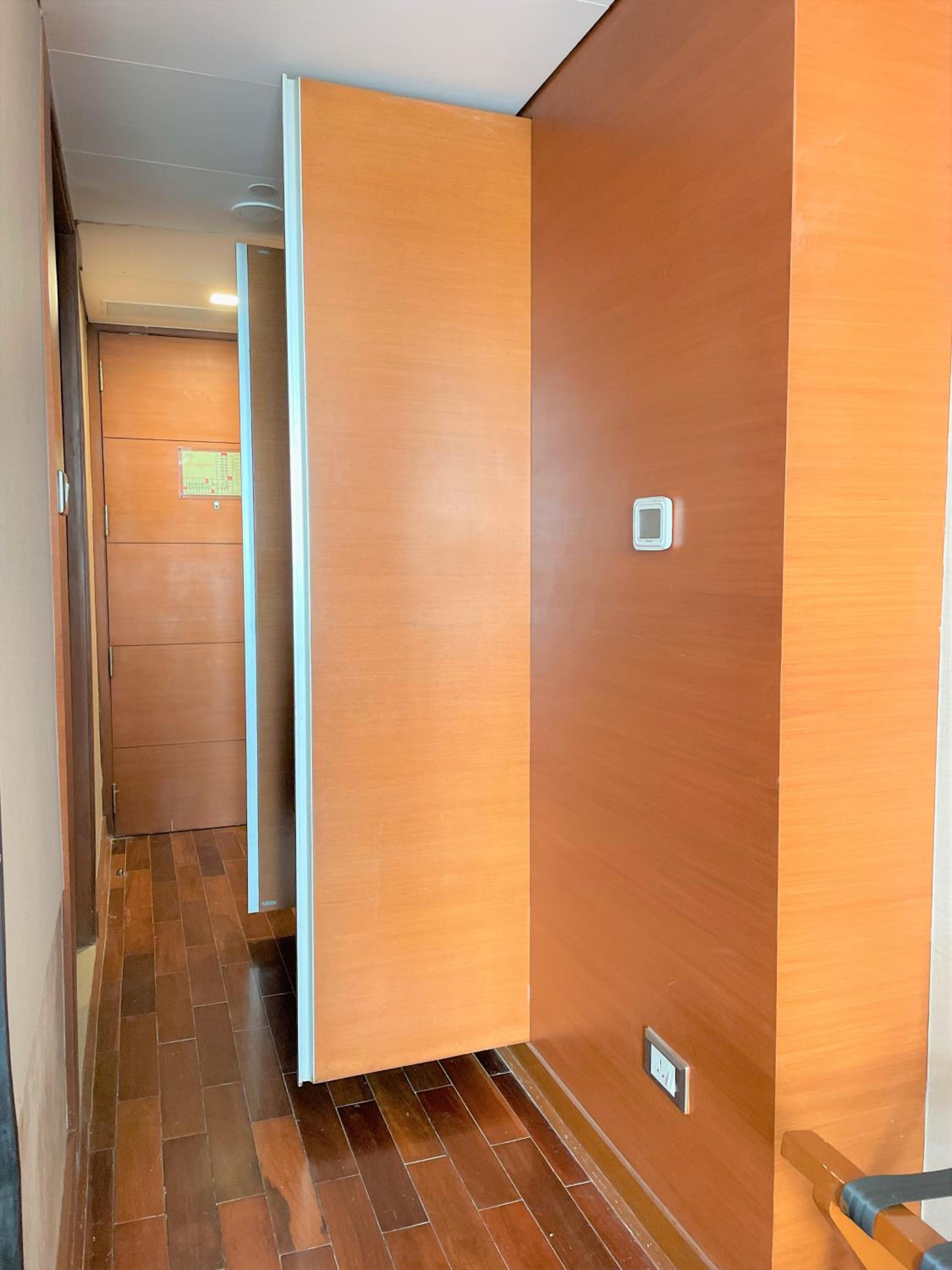 Deluxe King Room - Photo 9