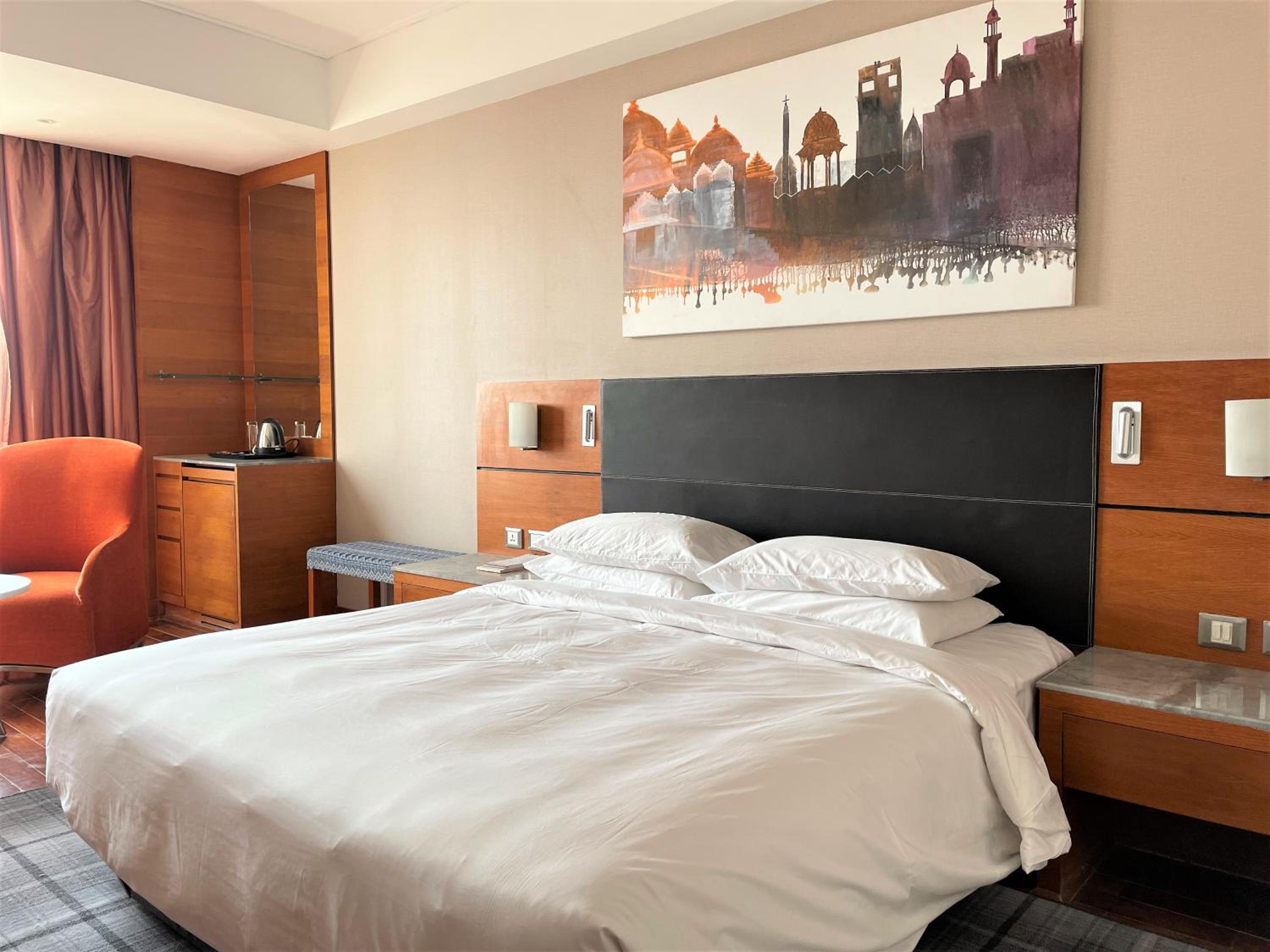 Deluxe King Room - Photo 8