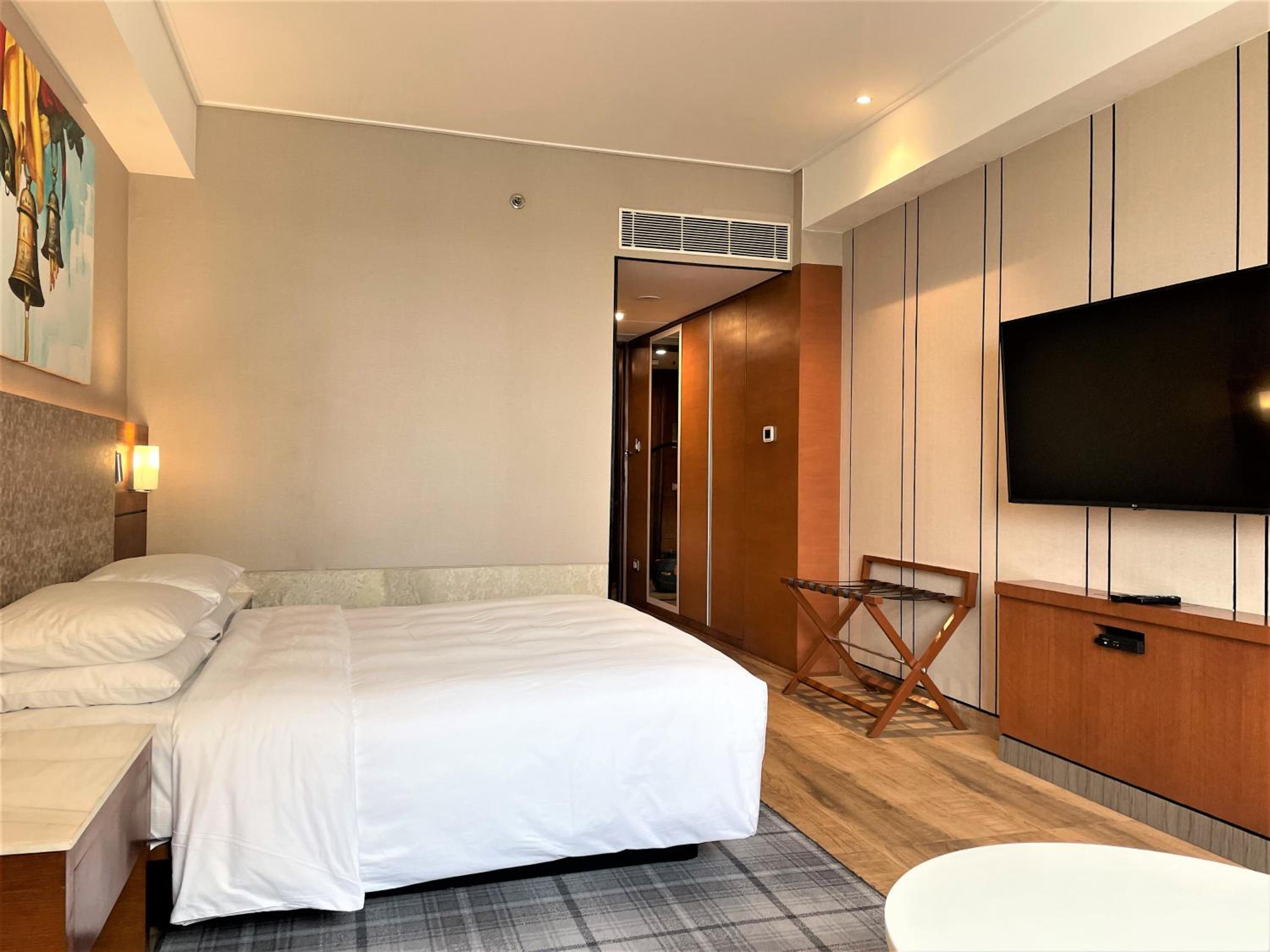 Deluxe King Room - Photo 5