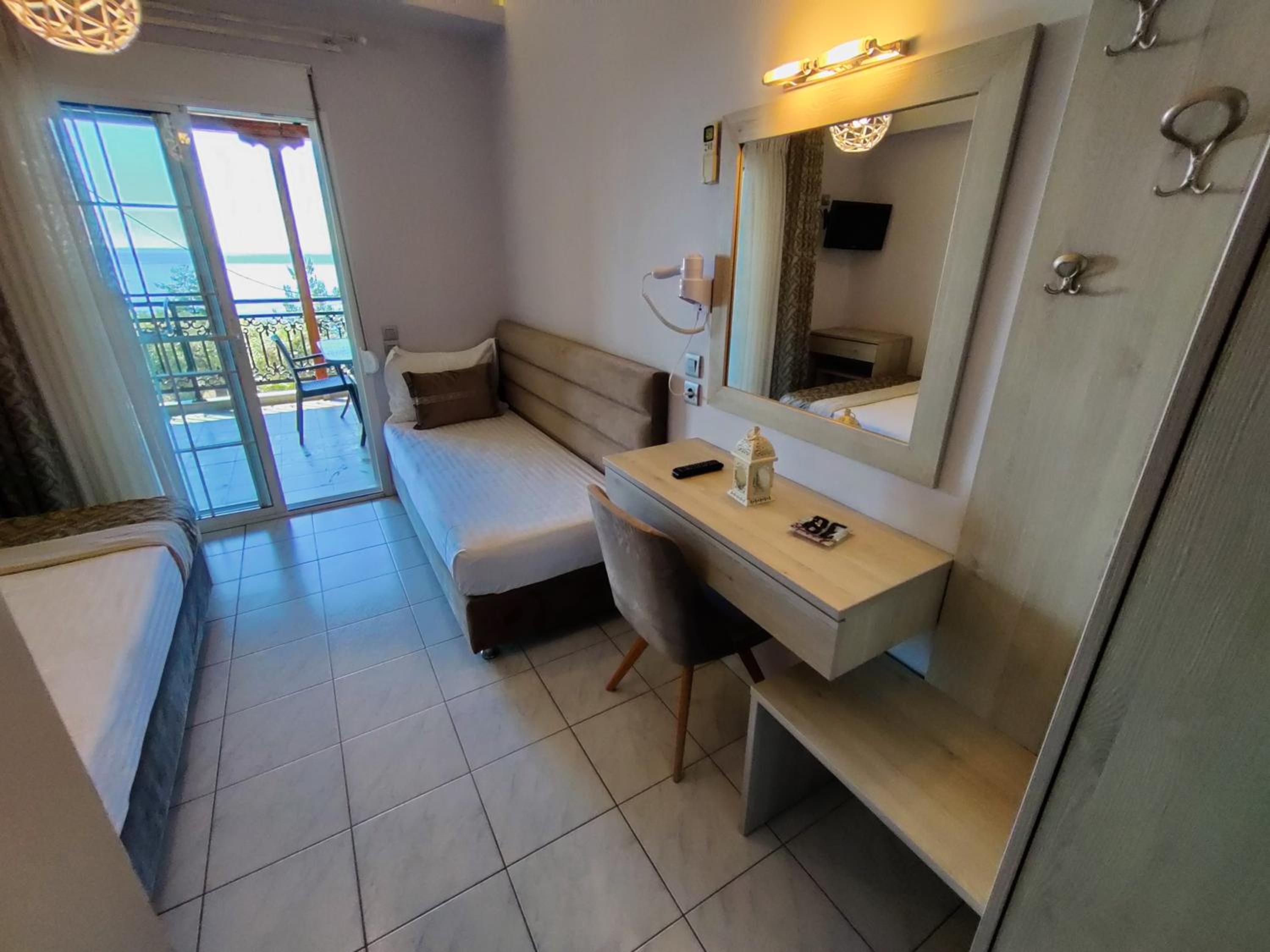 Deluxe studio with sea view (2nd floor)