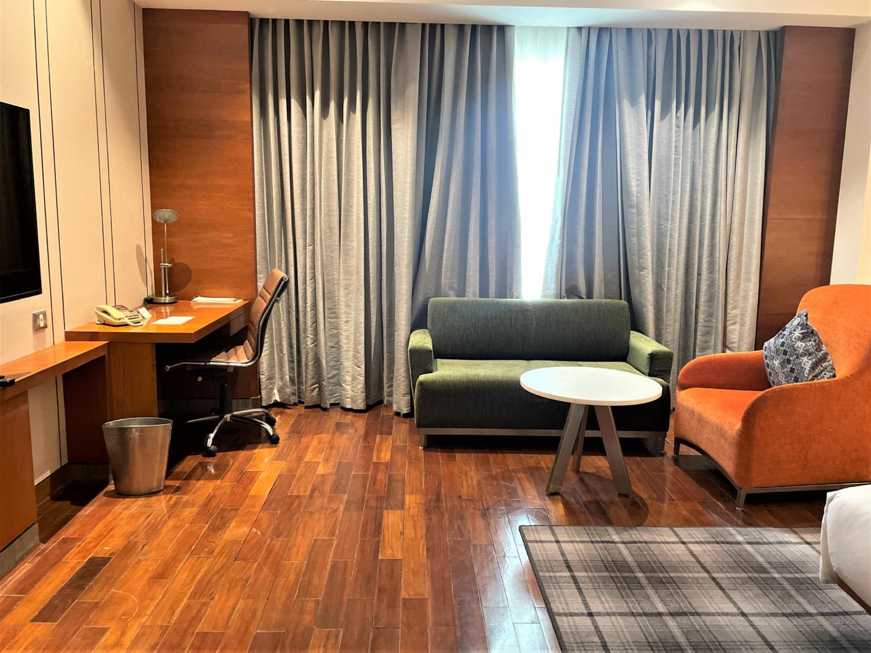 Executive Suite - Photo 4