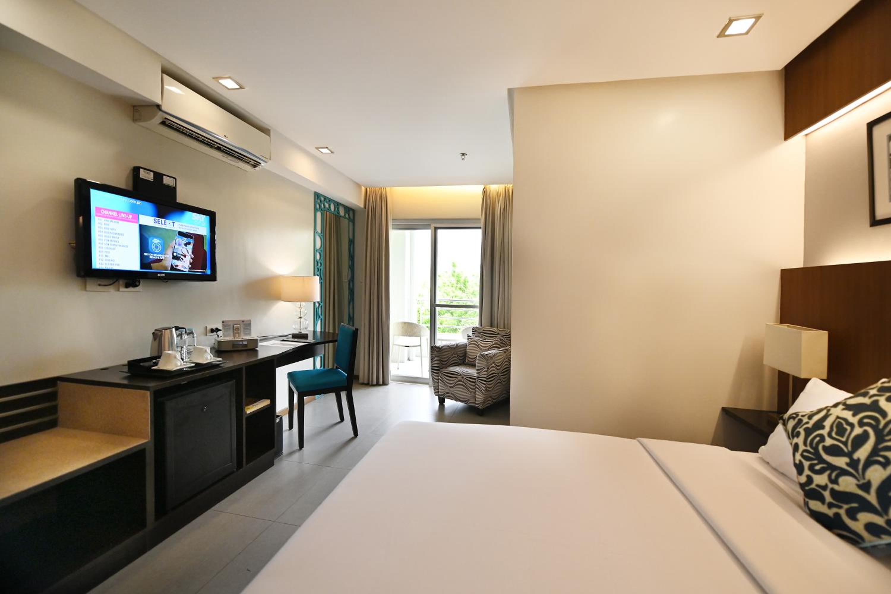 Deluxe Queen Room with Balcony photo 3