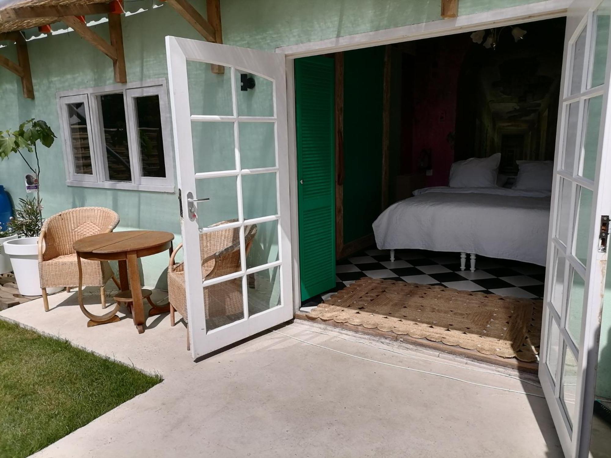 Double Room with Patio - Photo 9