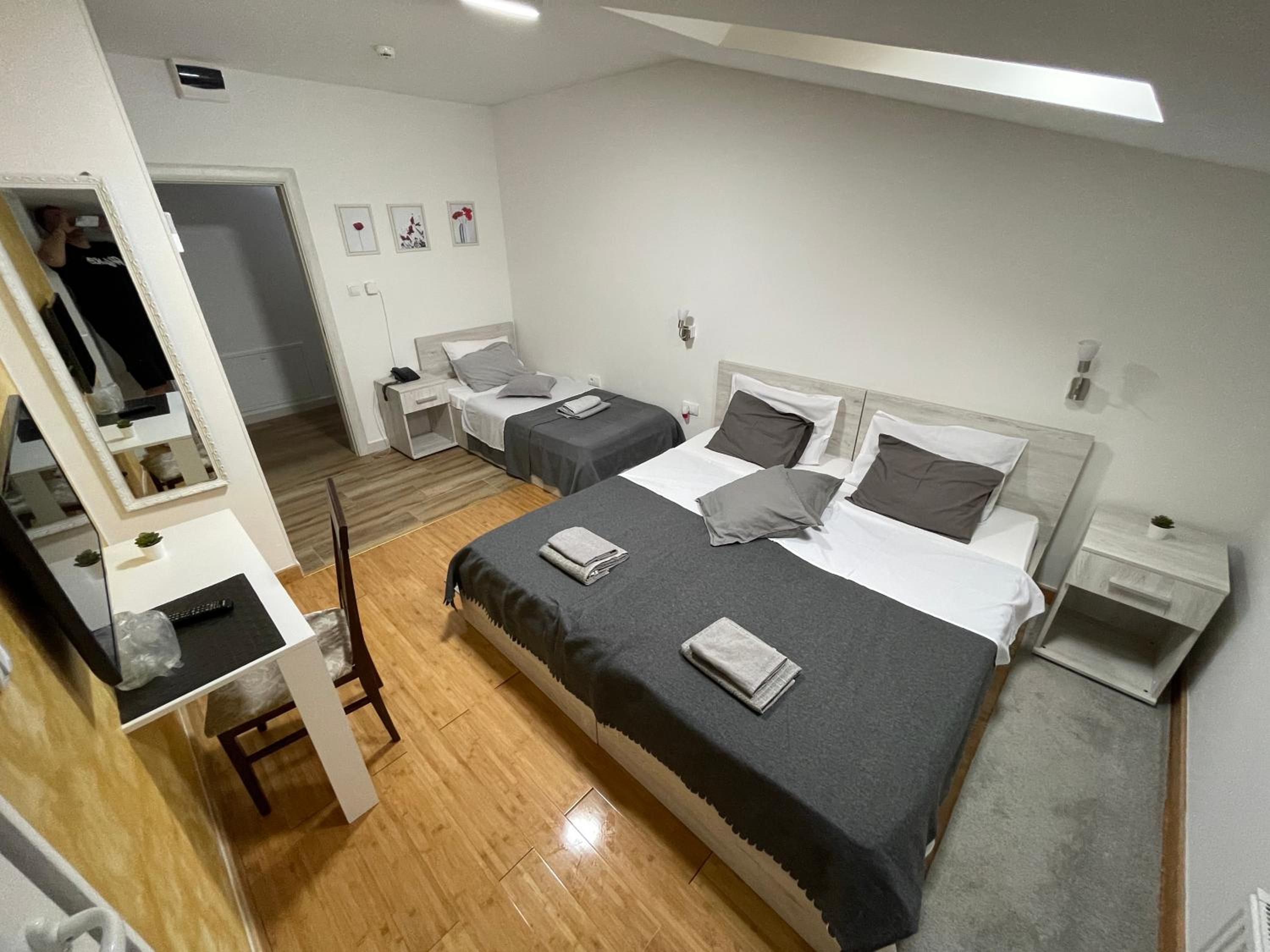 Deluxe Triple Room - Photo 8