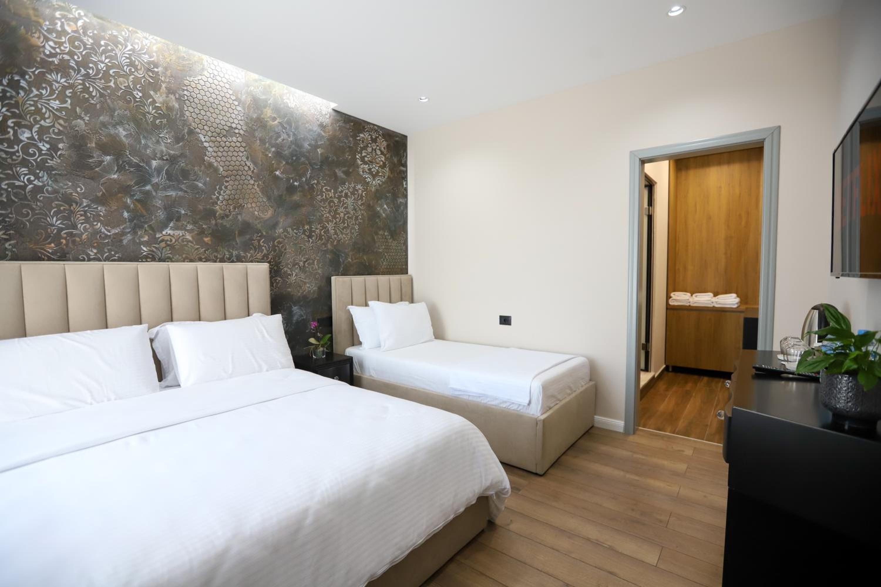 Deluxe Triple Room with Jacuzzi