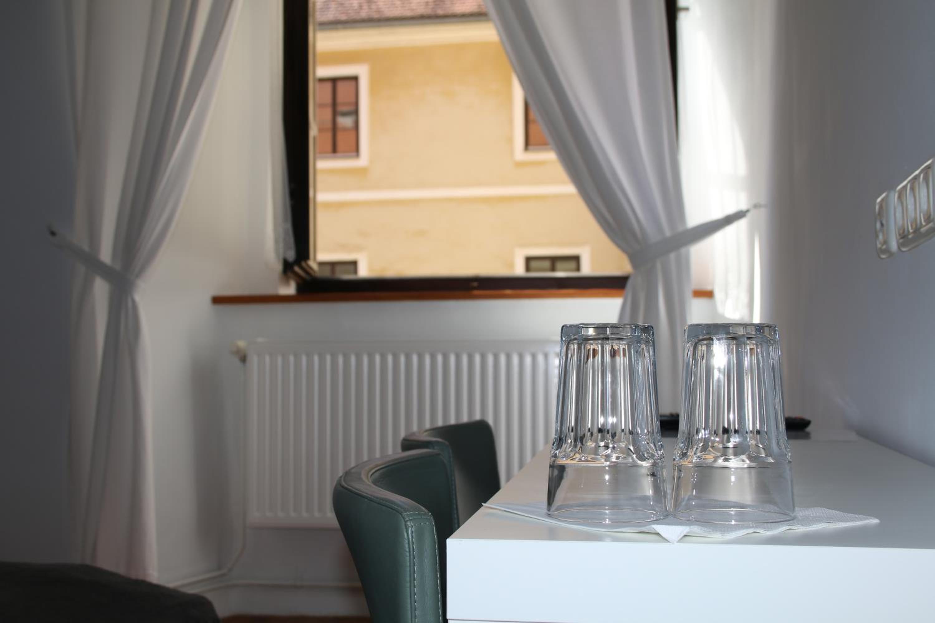 Small Double Room - Photo 1