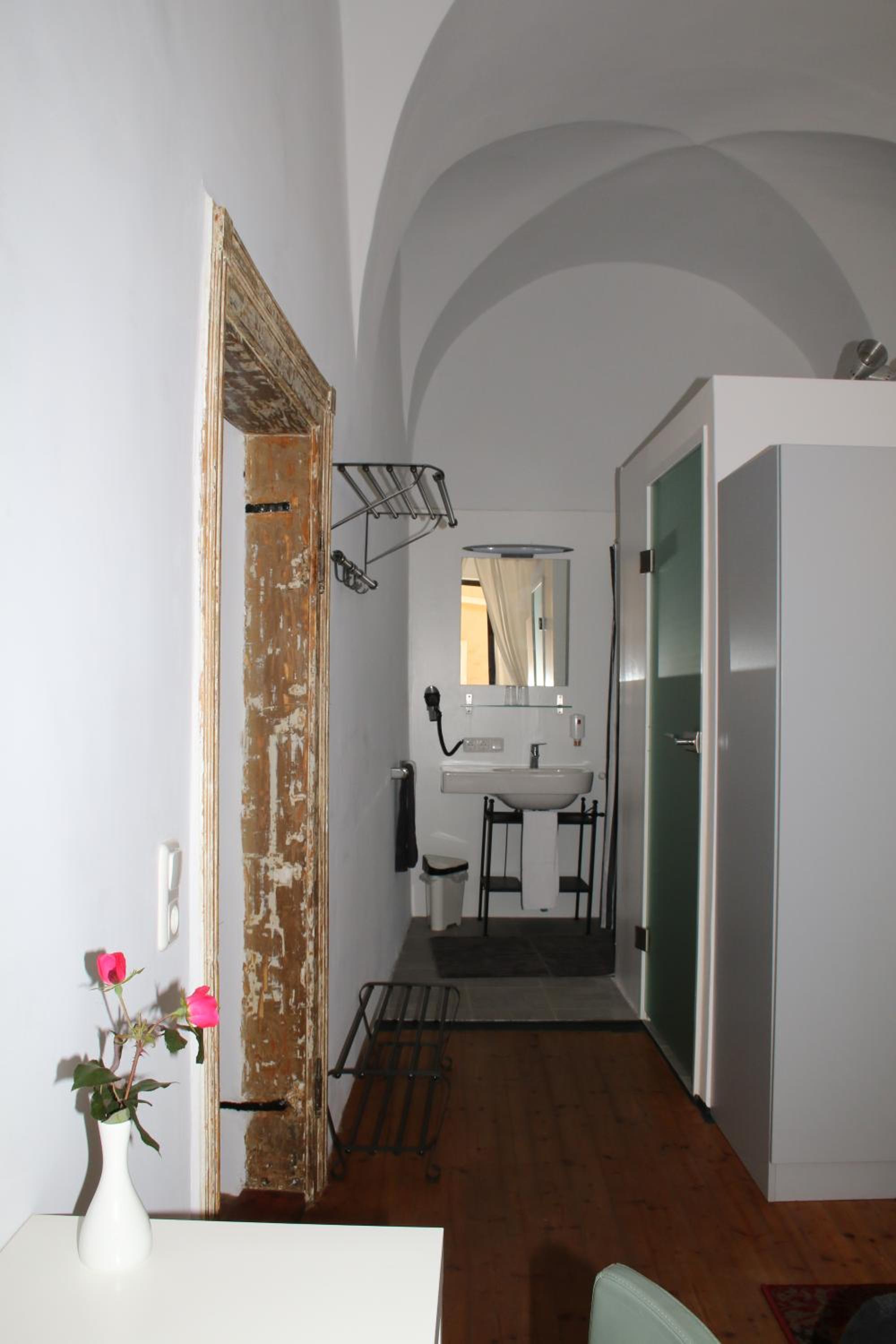 Small Double Room - Photo 10