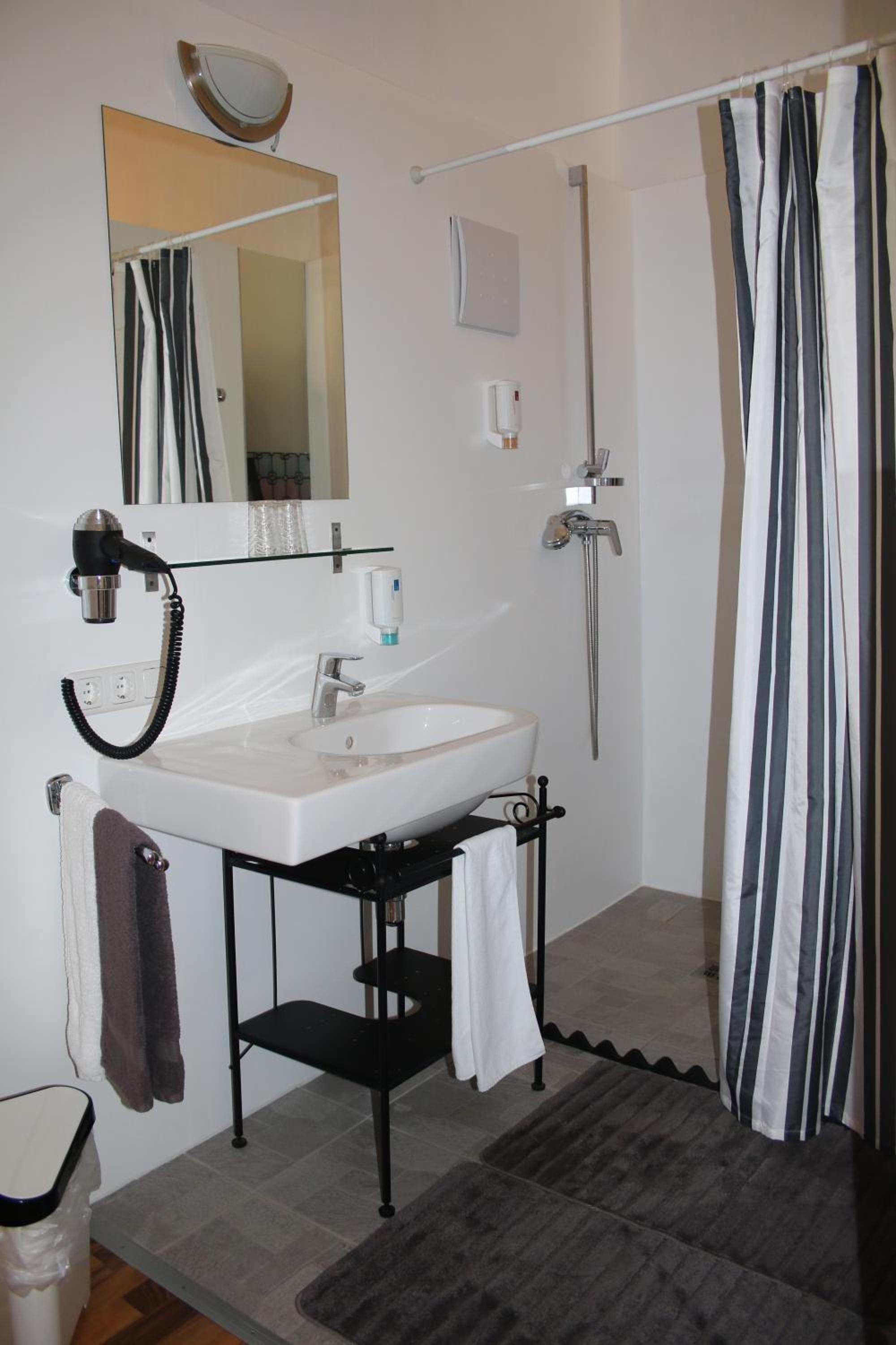 Small Double Room - Photo 15