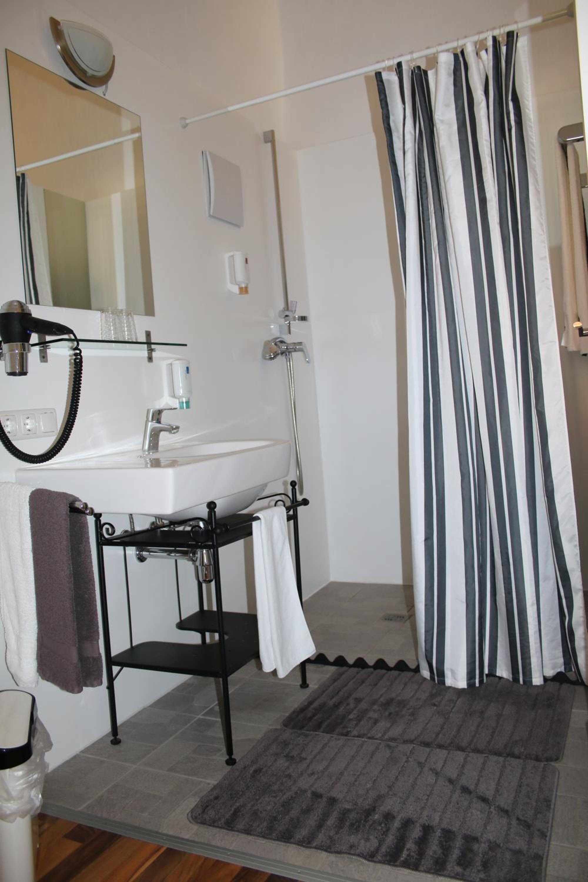 Small Double Room - Photo 38