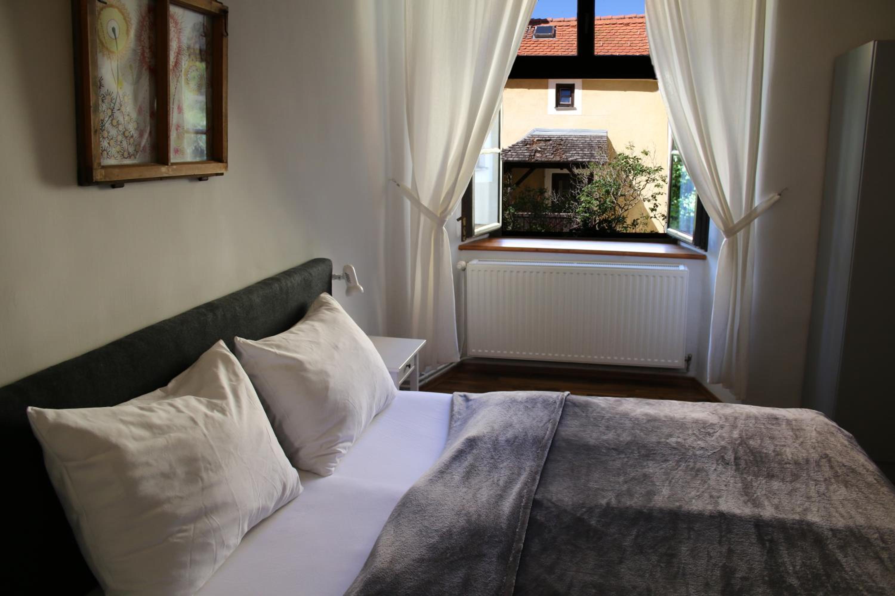 Small Double Room - Photo 8