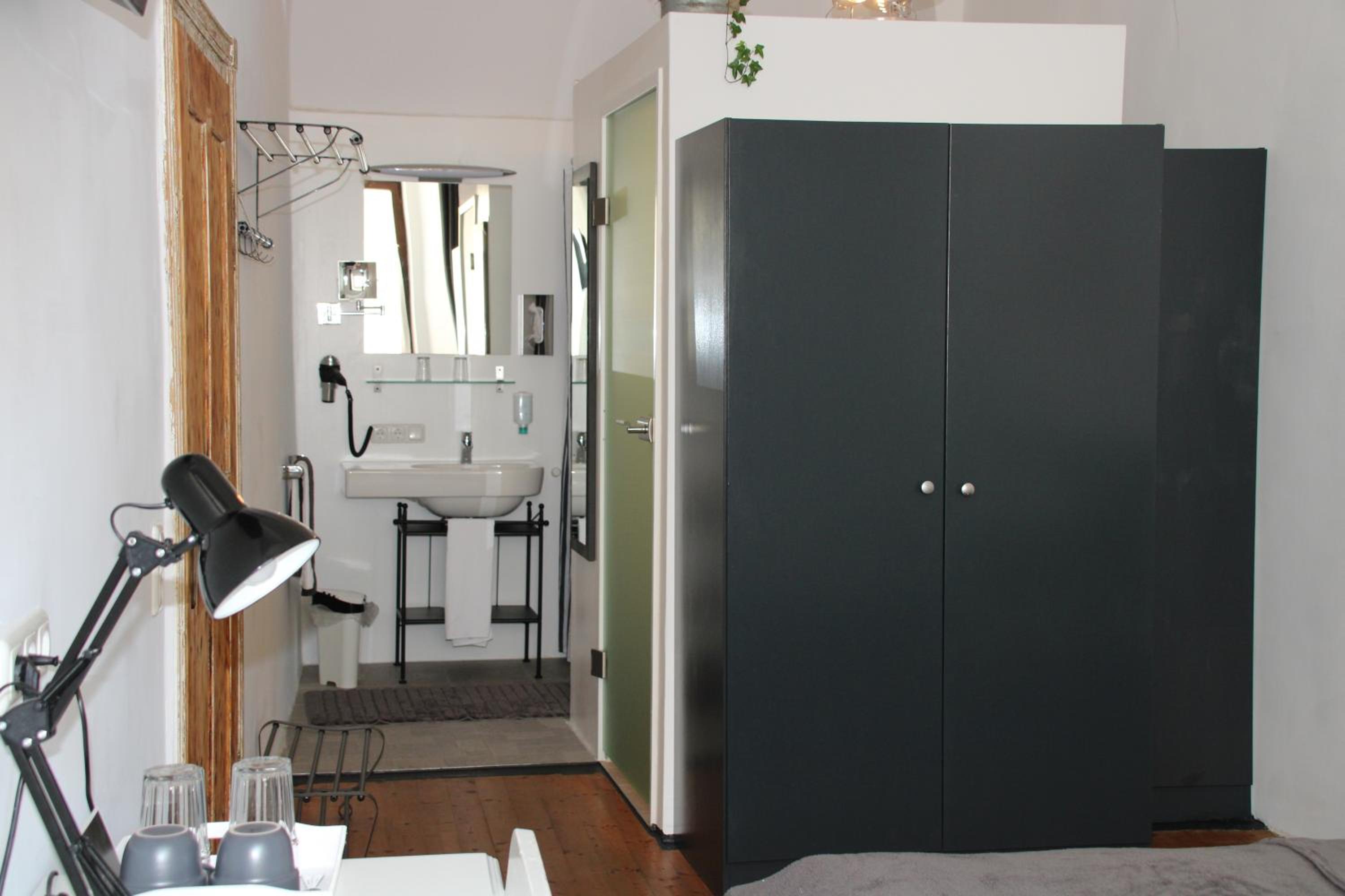 Small Double Room - Photo 2