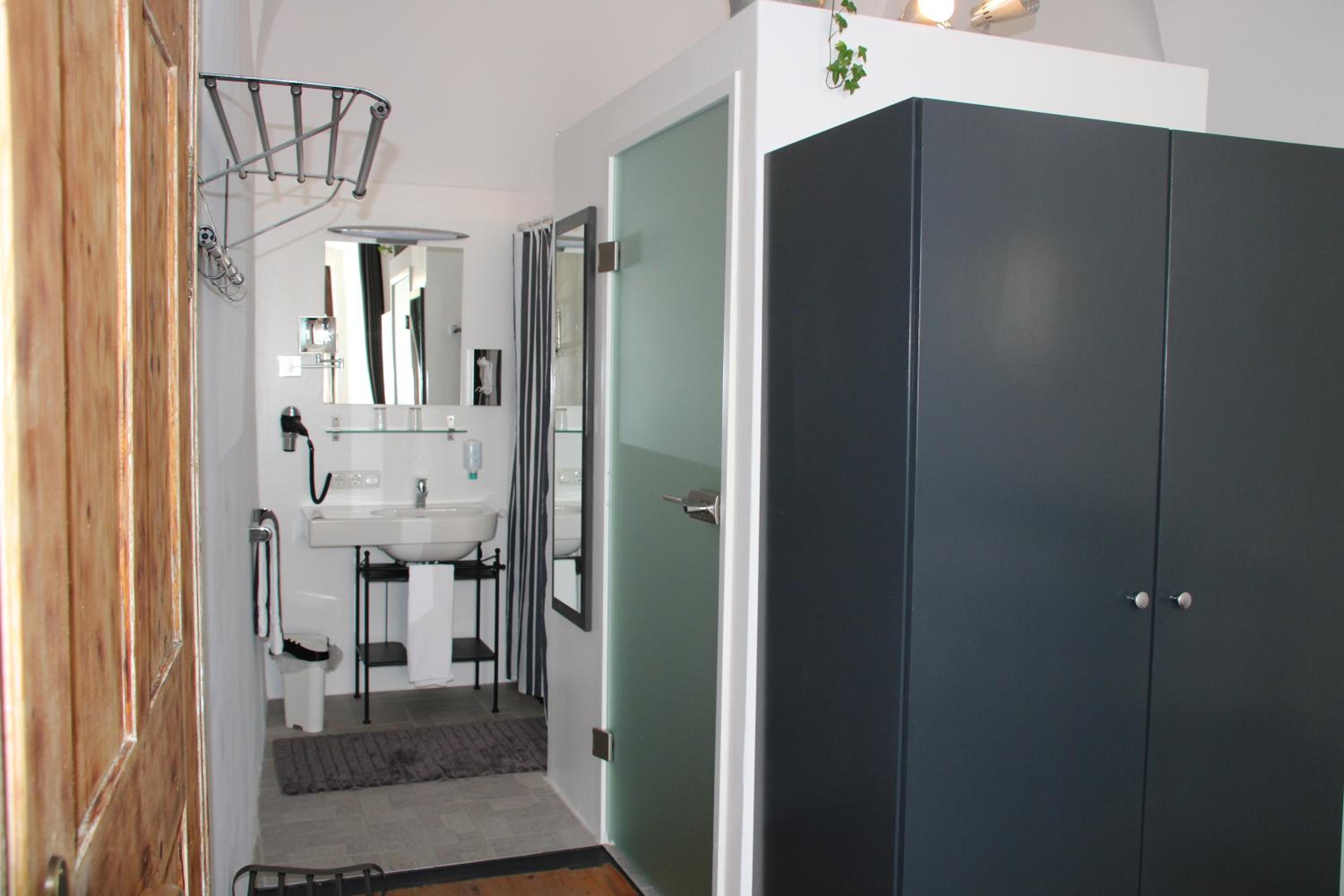 Small Double Room - Photo 7