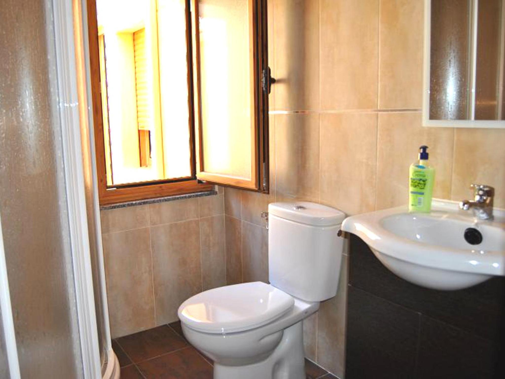 Seven-Bedroom House - Photo 13