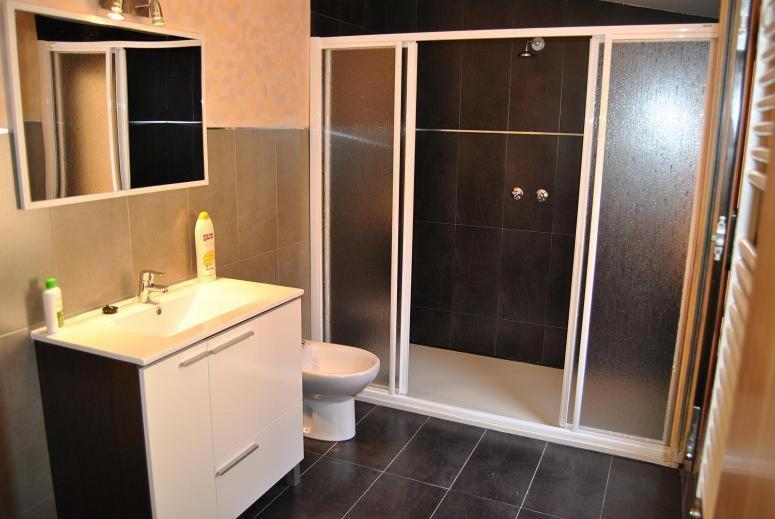 Seven-Bedroom House - Photo 15