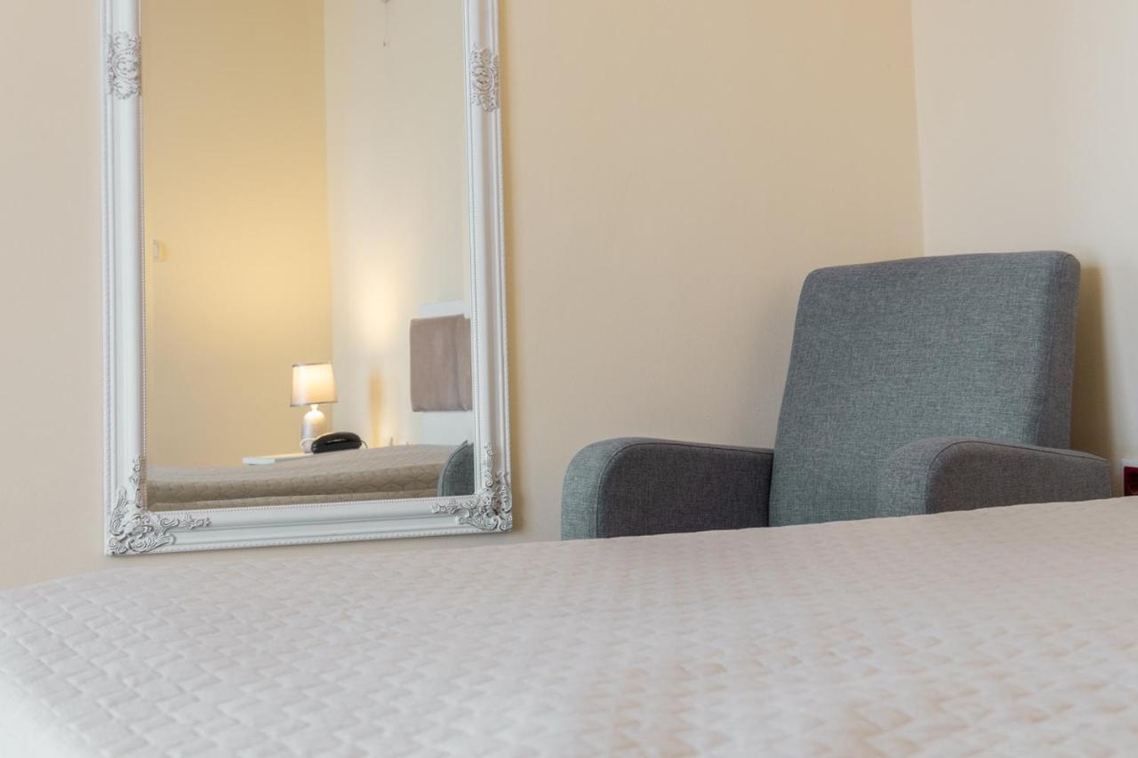 Double Room - Photo 6