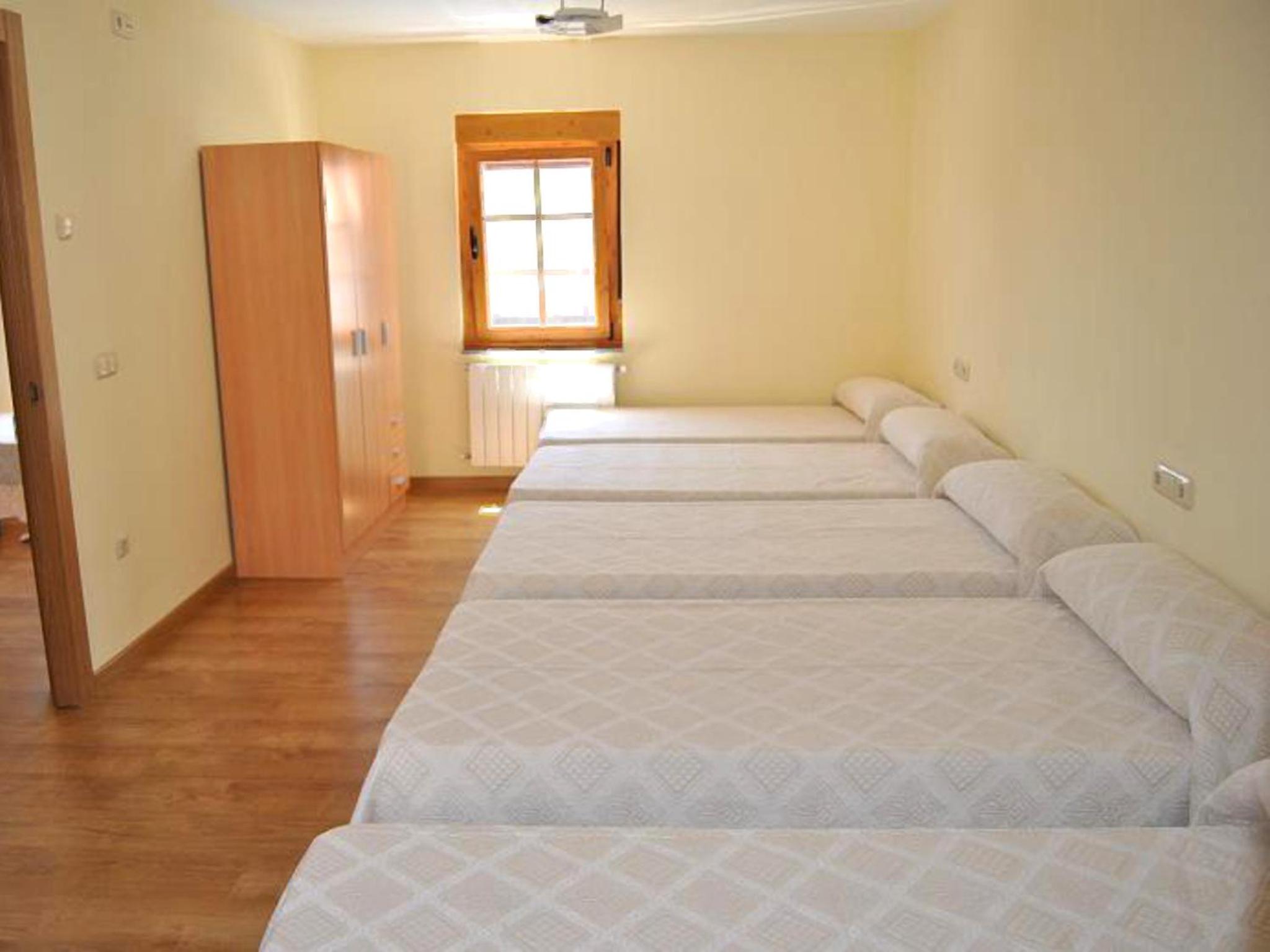 Seven-Bedroom House - Photo 4