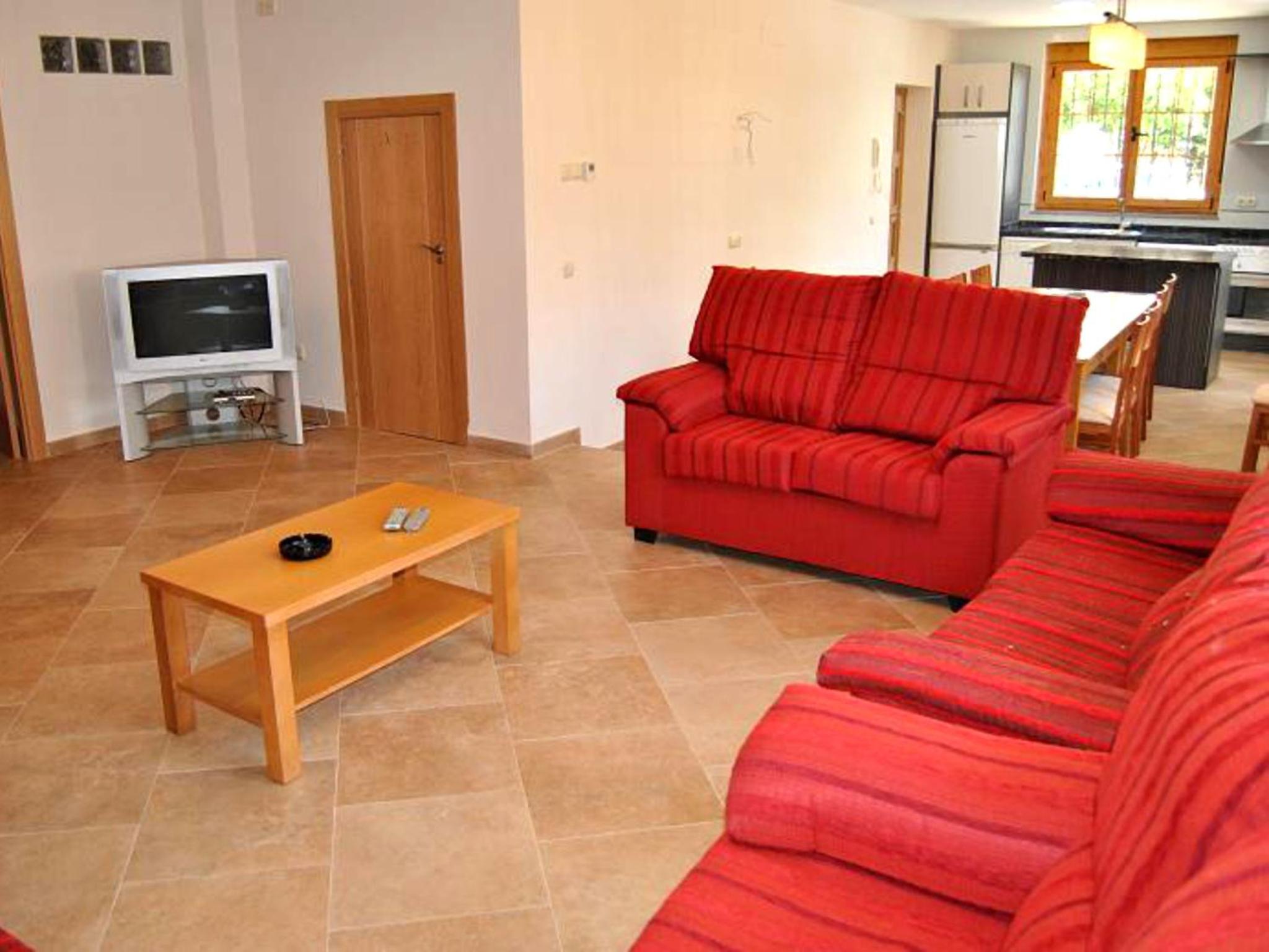 Seven-Bedroom House - Photo 3