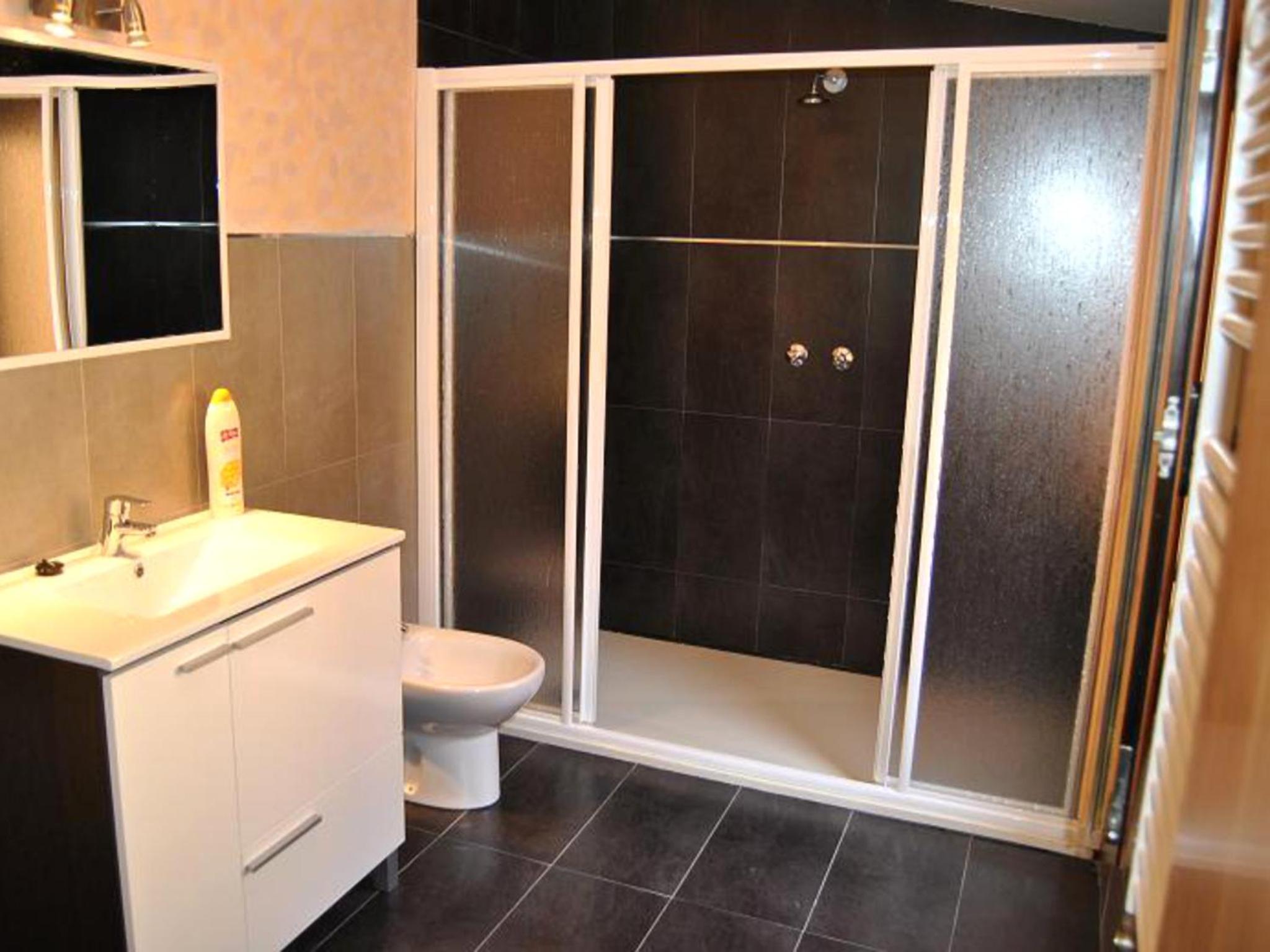 Seven-Bedroom House - Photo 14