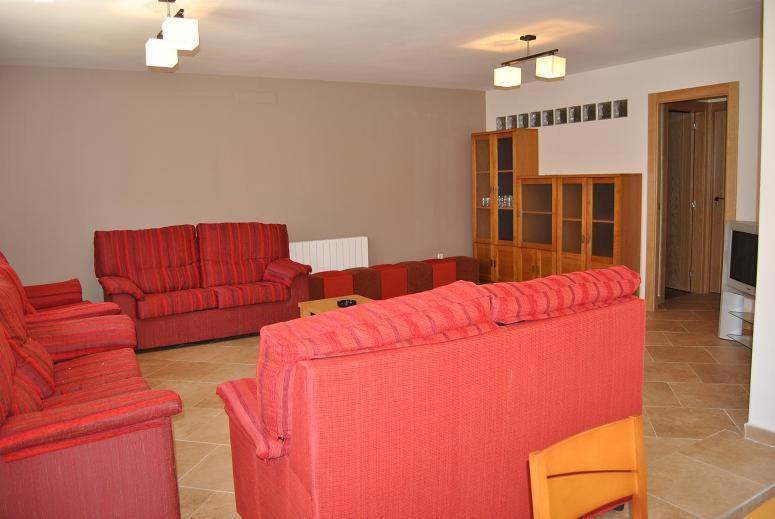 Seven-Bedroom House - Photo 2