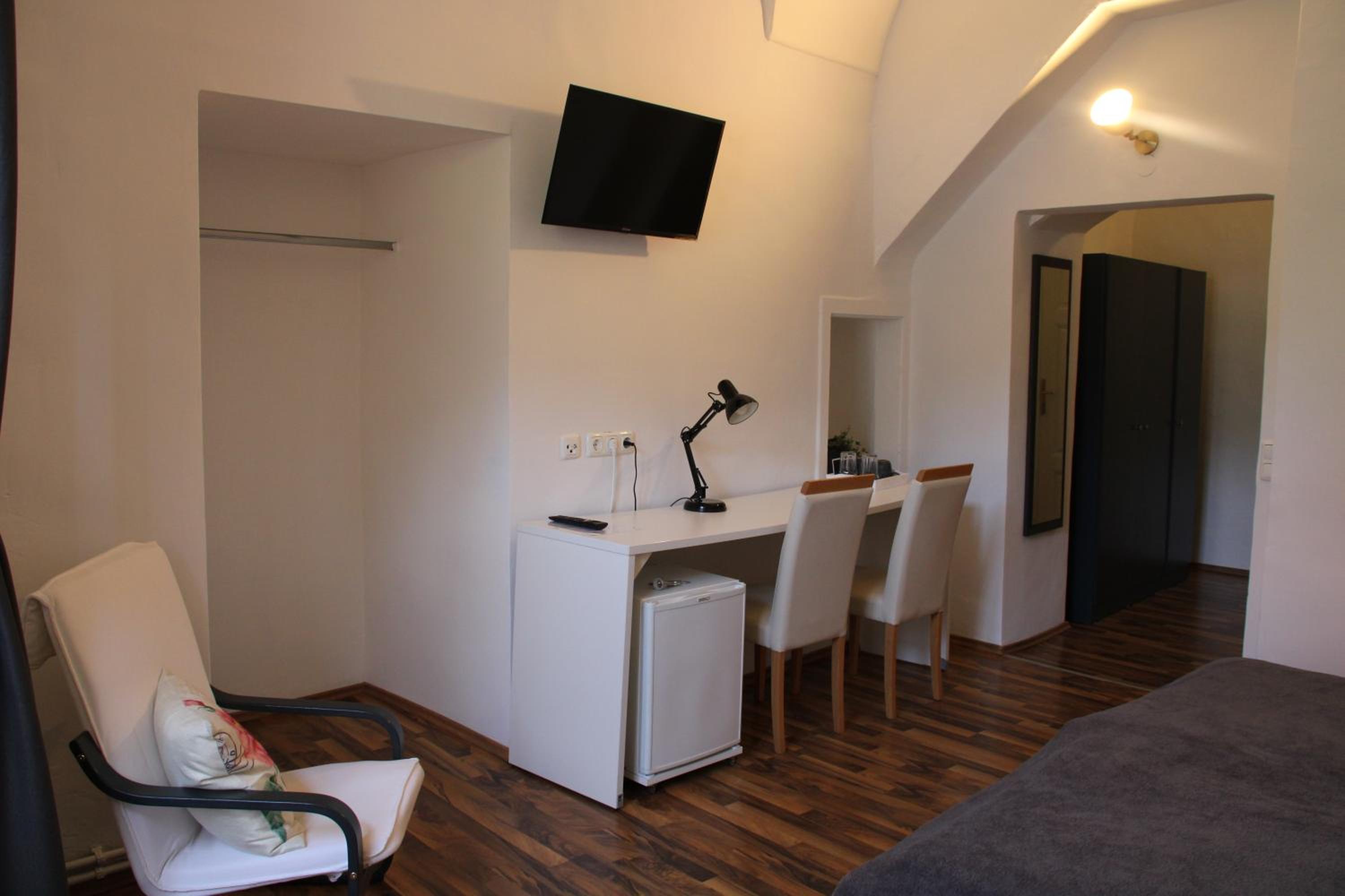 Small Double Room - Photo 18