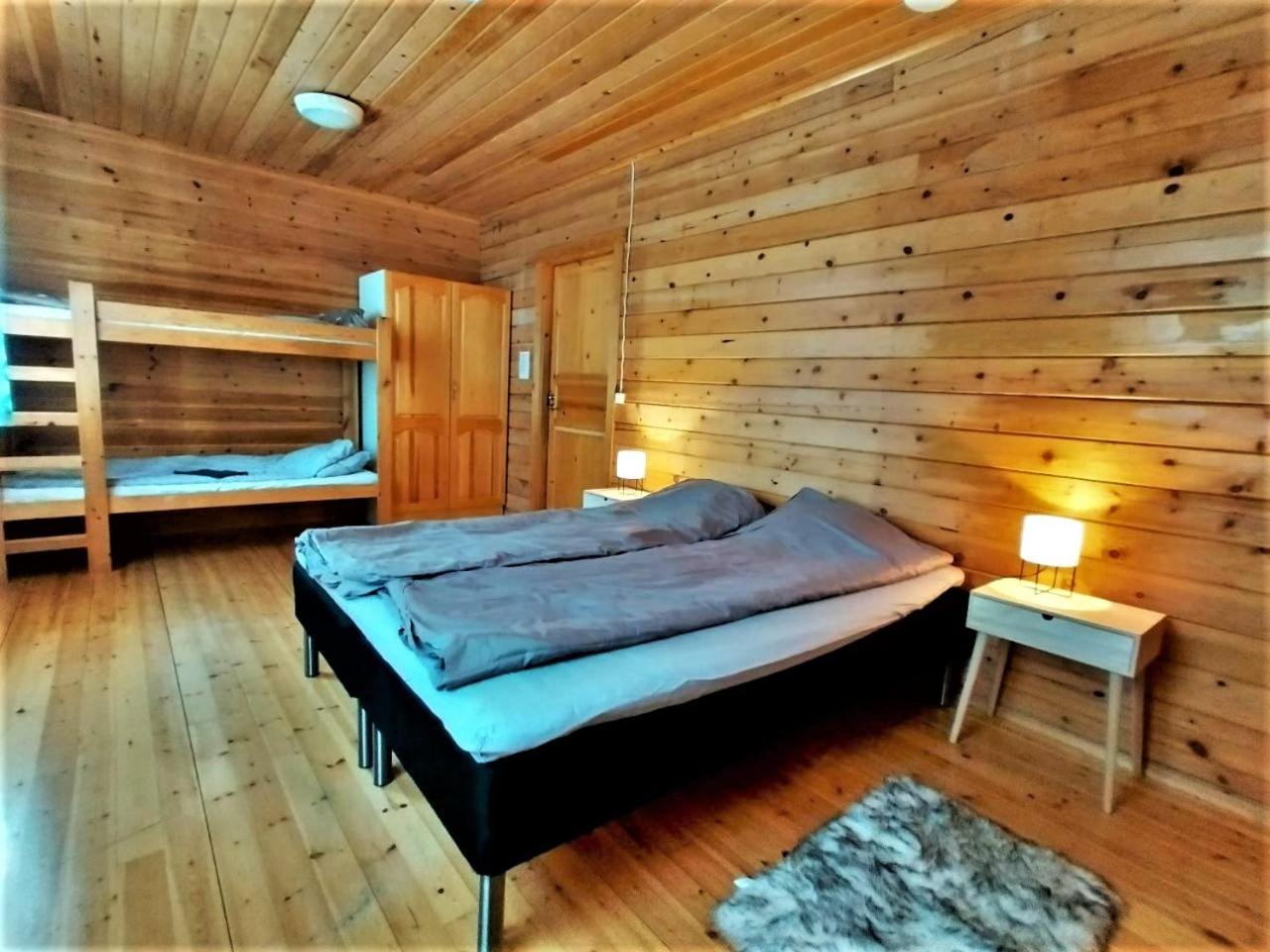 Family Room with Shared Bathroom photo 1