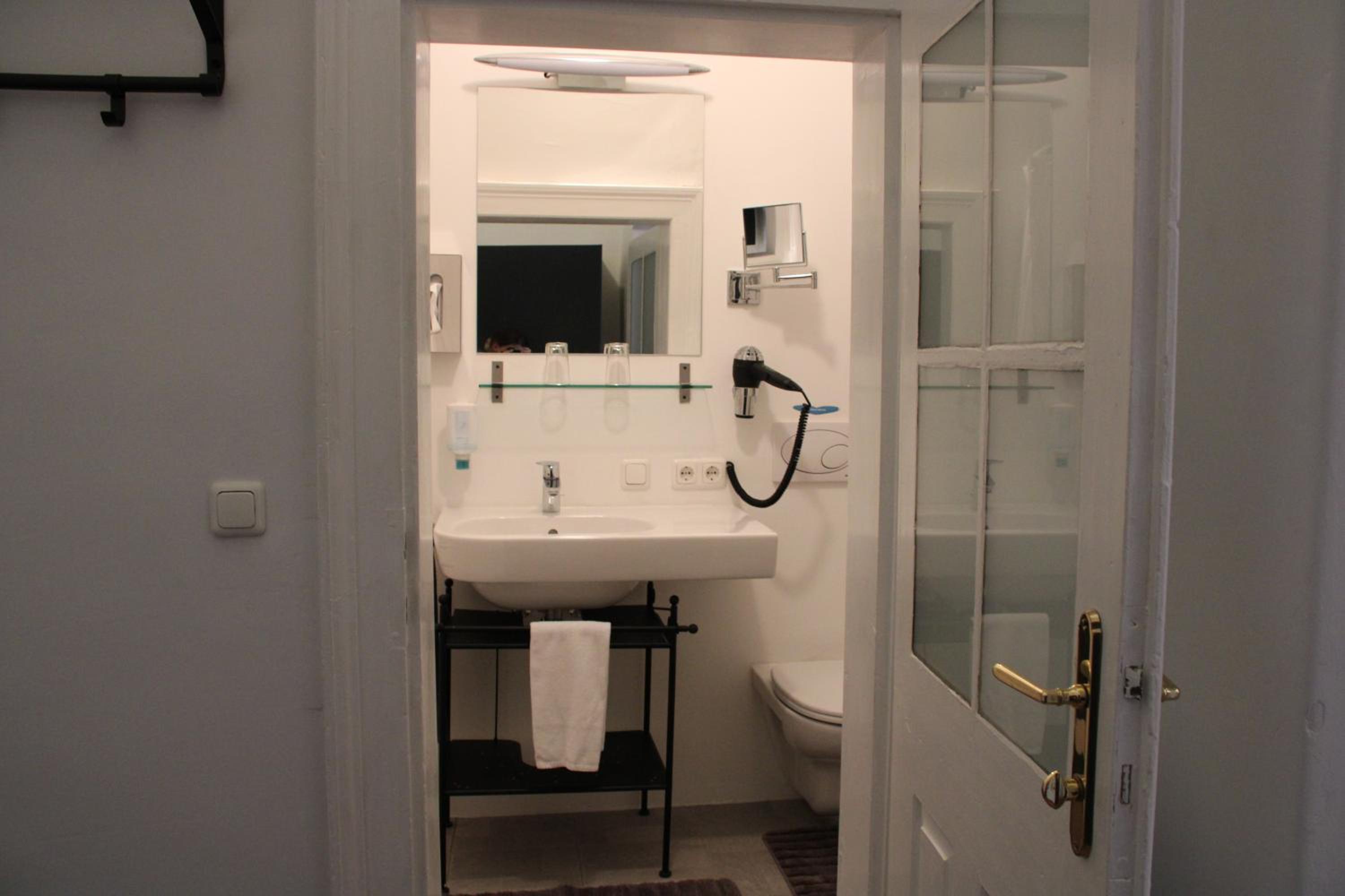 Small Double Room - Photo 20