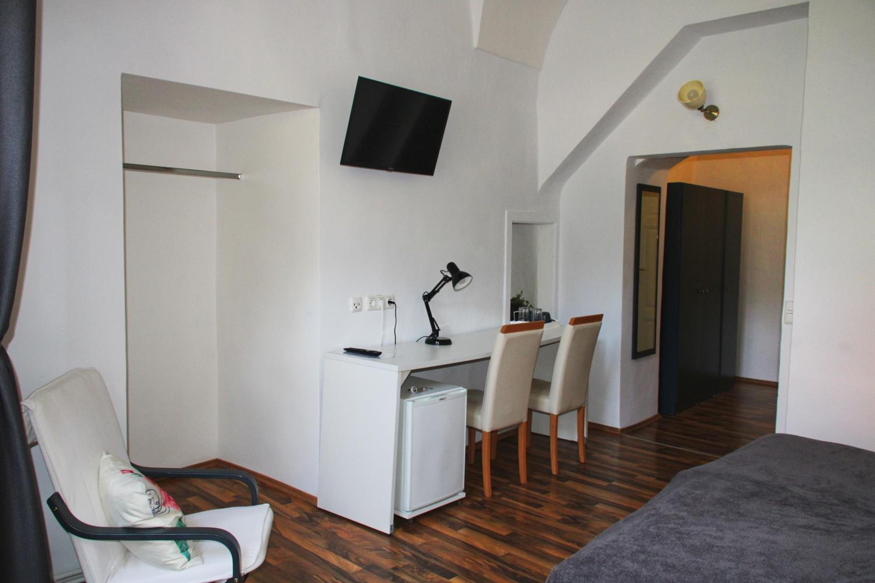 Small Double Room - Photo 16