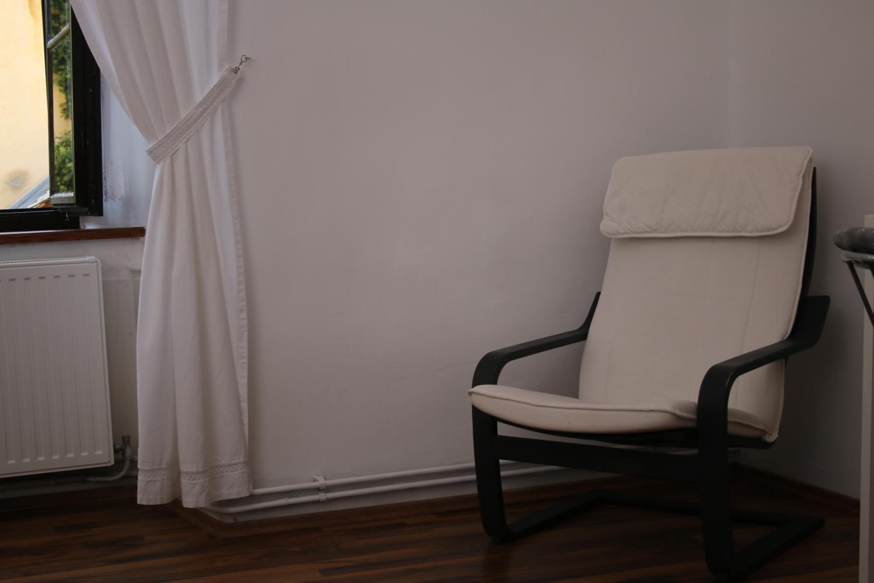 Large Double Room - Photo 10