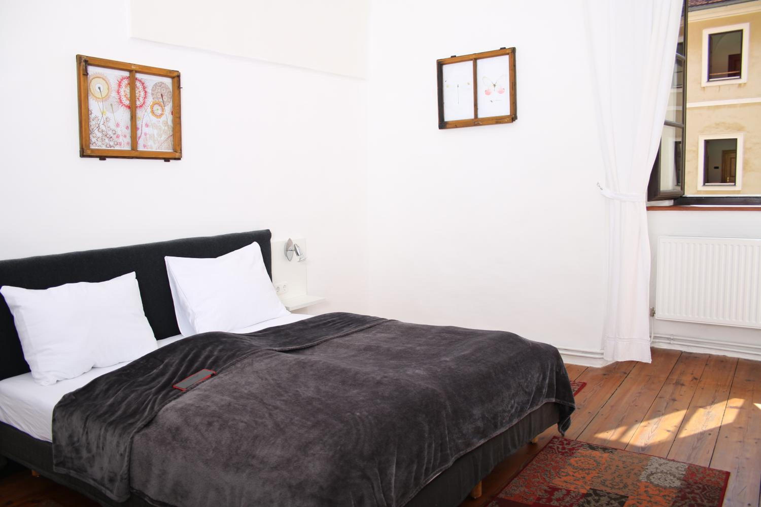 Large Double Room - Photo 35
