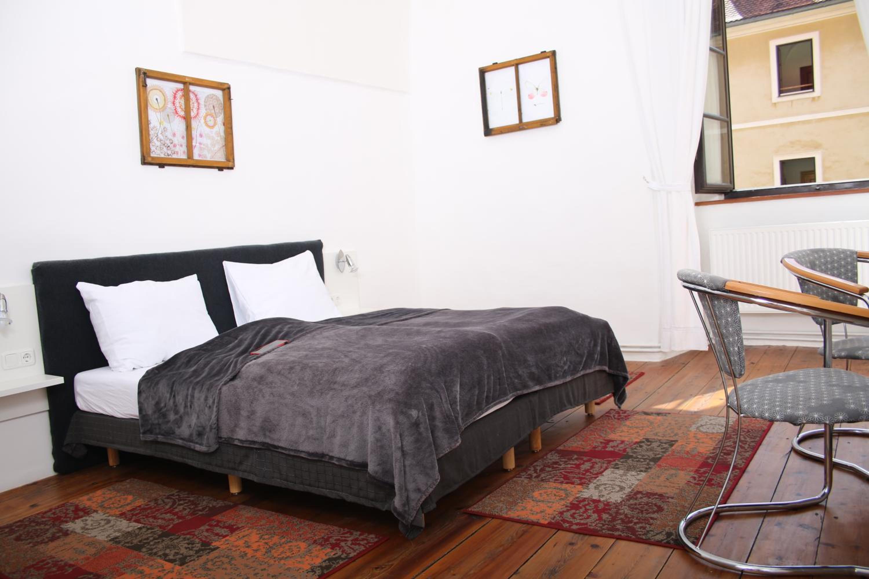 Large Double Room - Photo 37