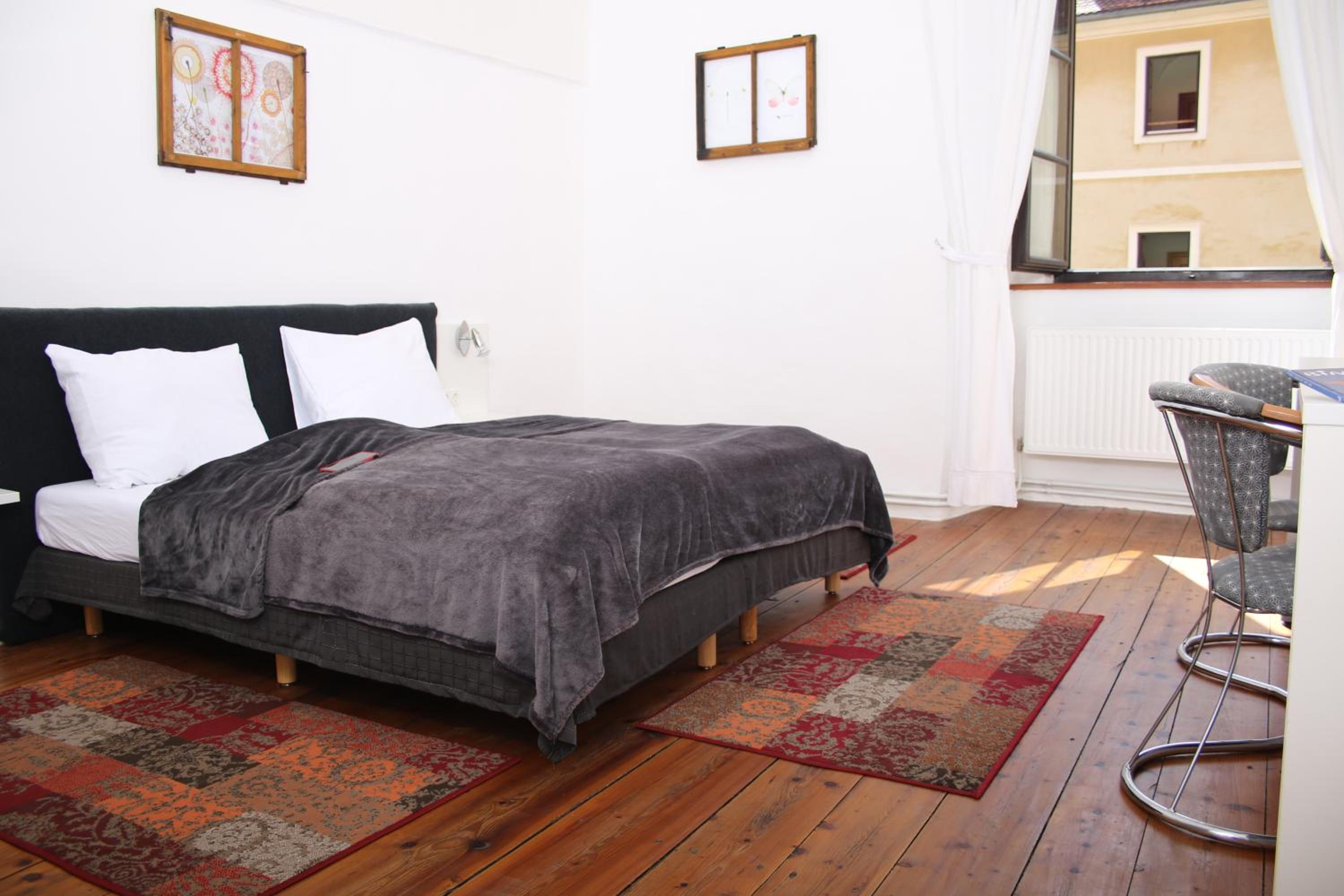 Large Double Room - Photo 38