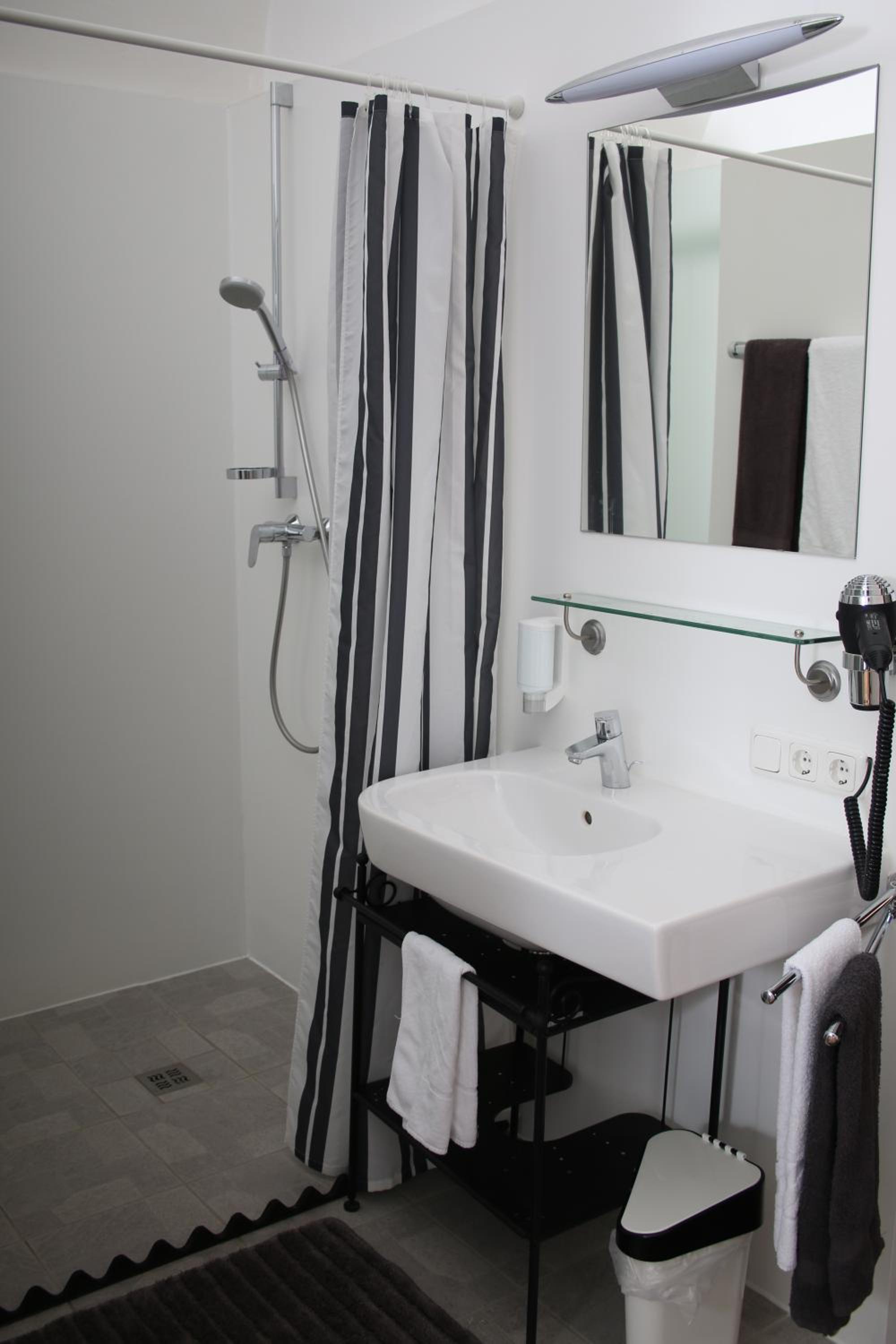 Large Double Room - Photo 26