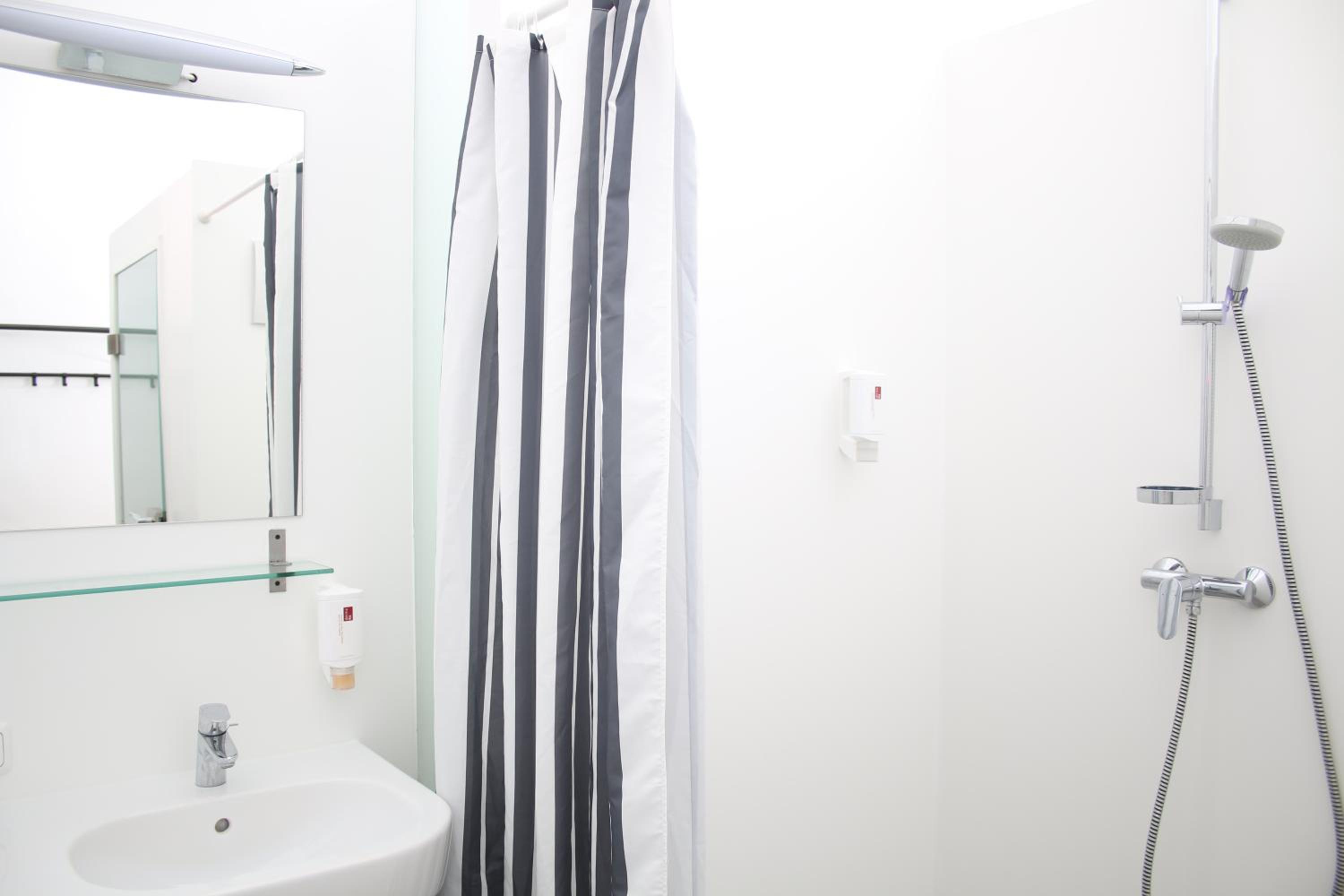 Large Double Room - Photo 29