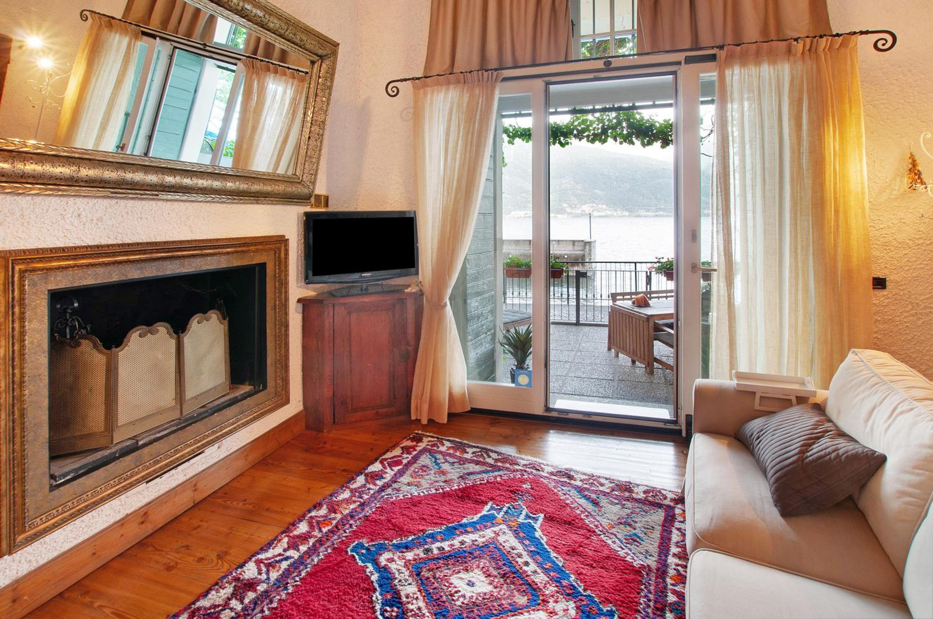 One-Bedroom Apartment with Lake View