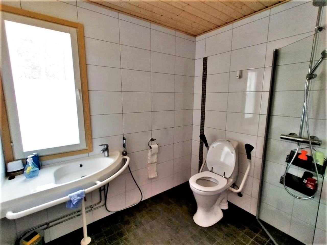 Family Room with Shared Bathroom photo 3