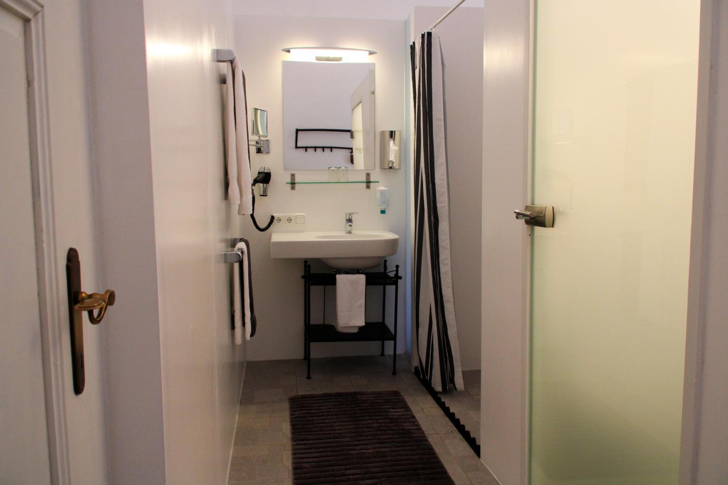 Large Double Room - Photo 17