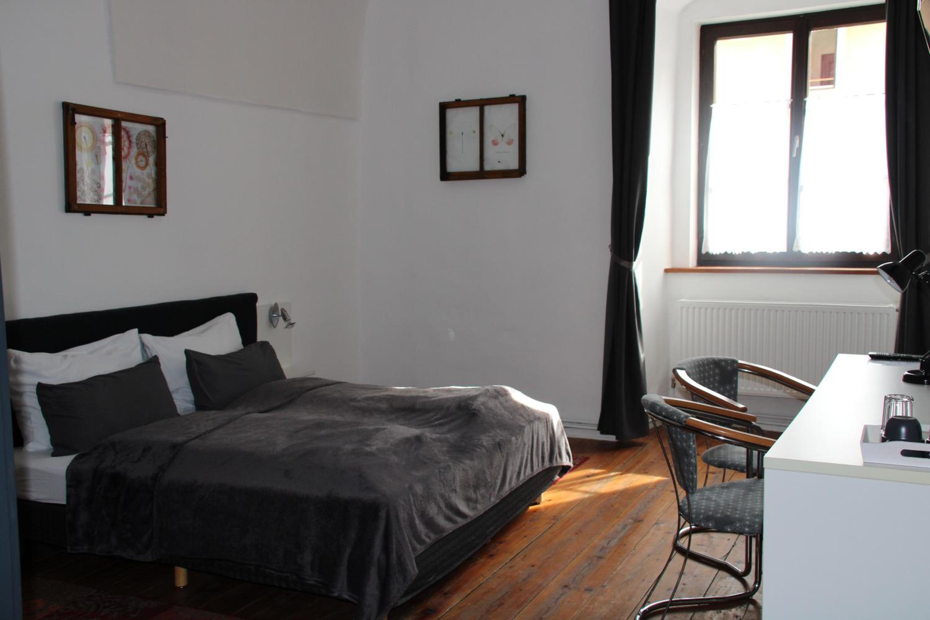 Large Double Room - Photo 20
