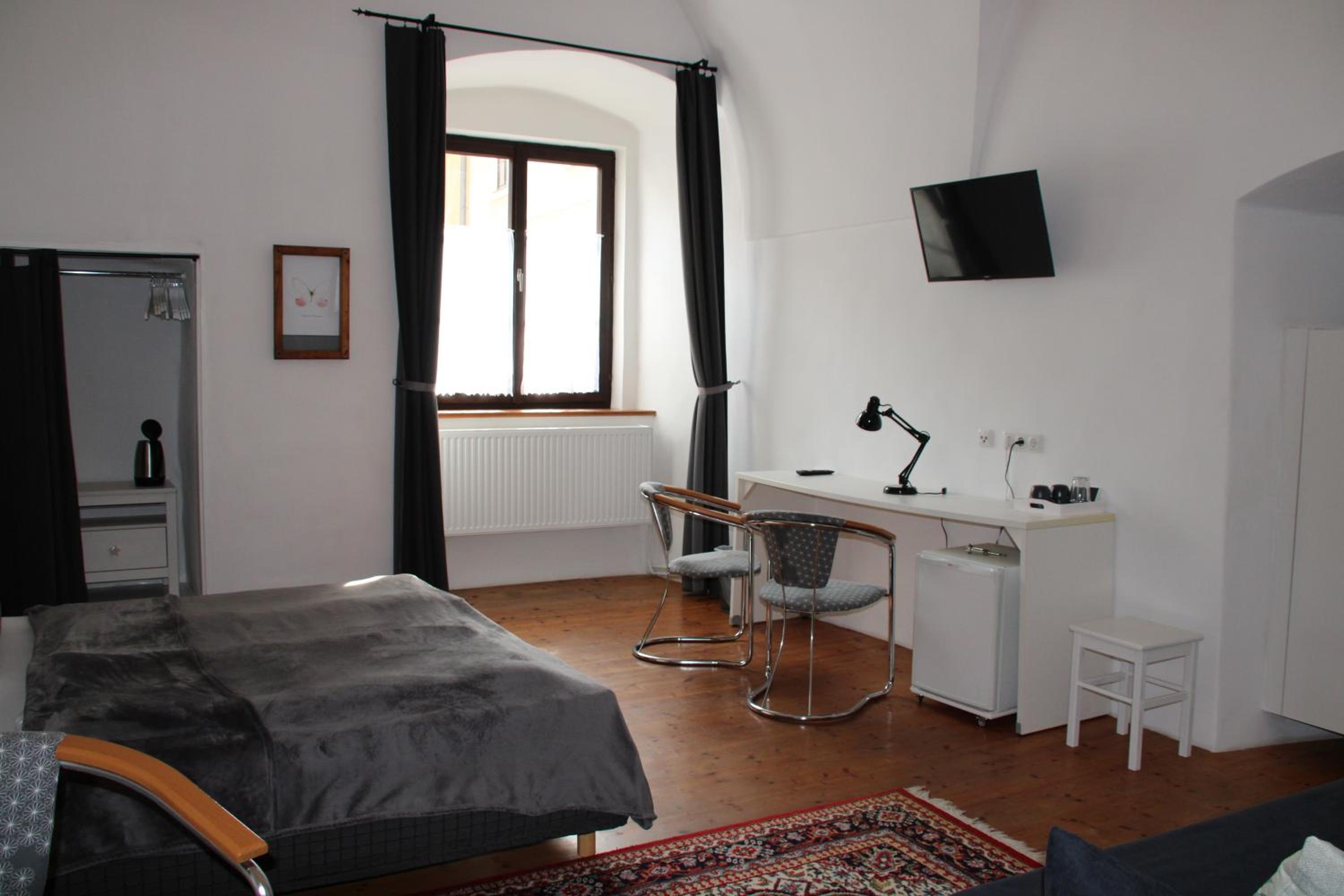 Large Double Room - Photo 21
