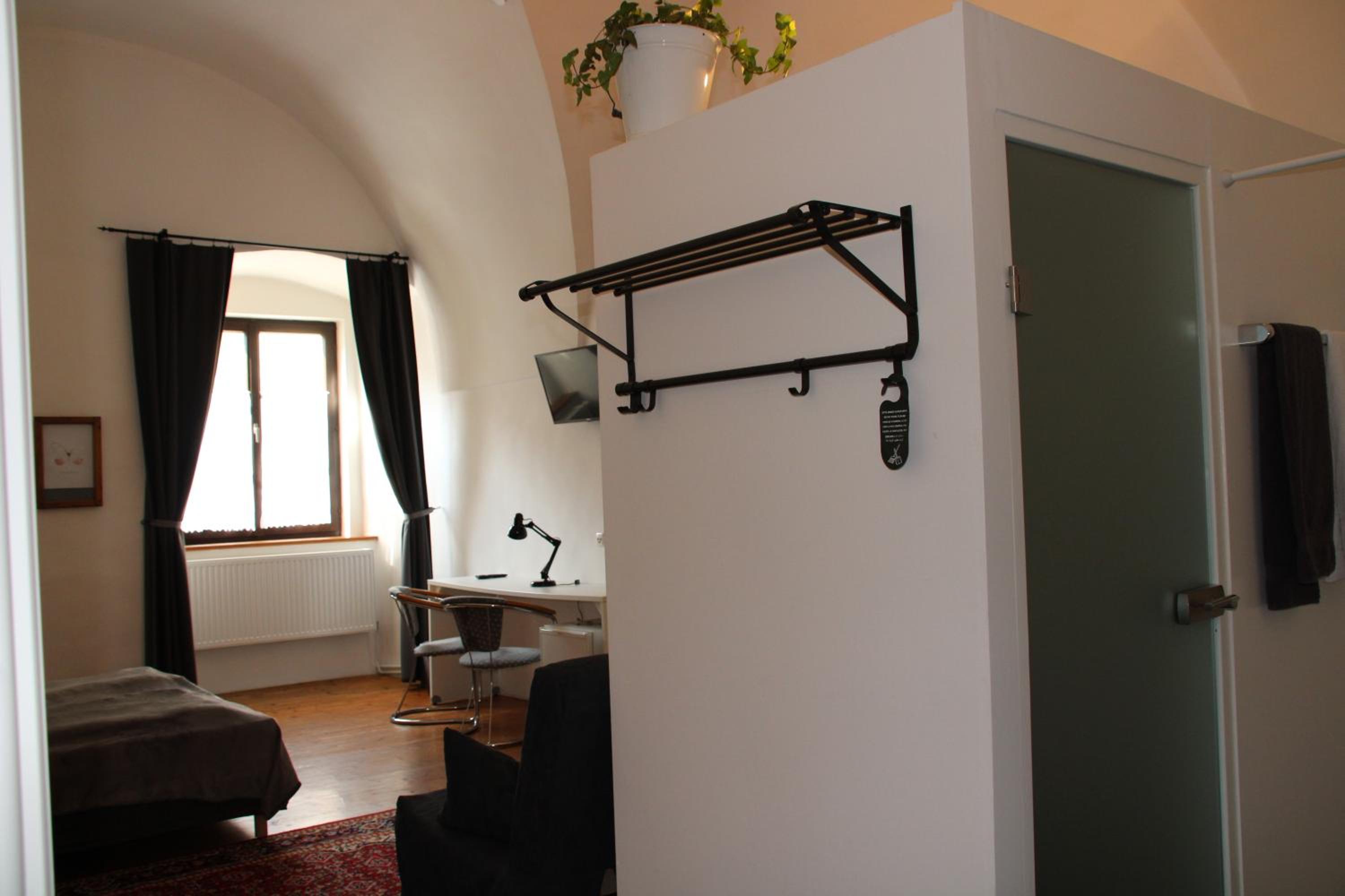 Large Double Room - Photo 8