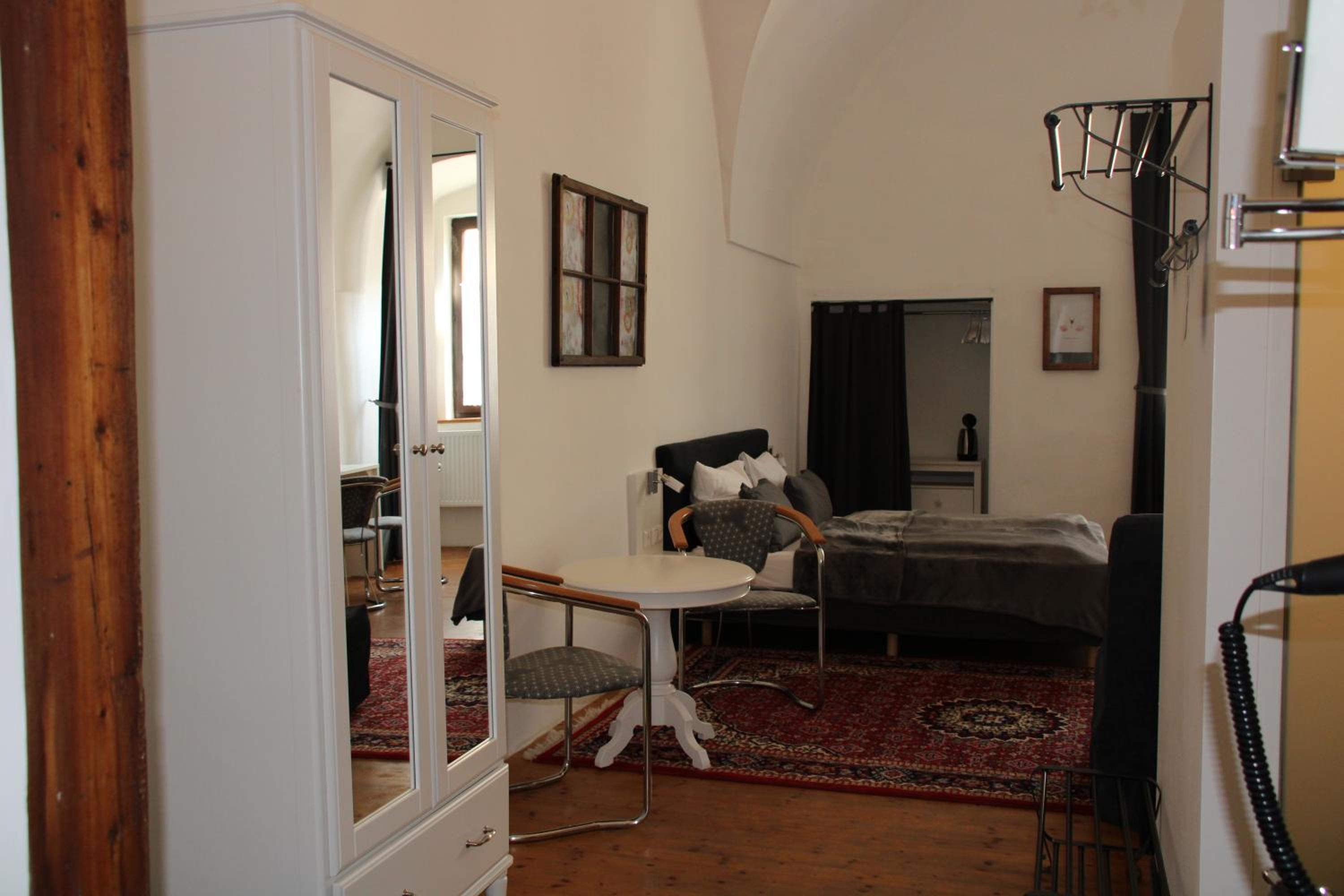 Large Double Room - Photo 1