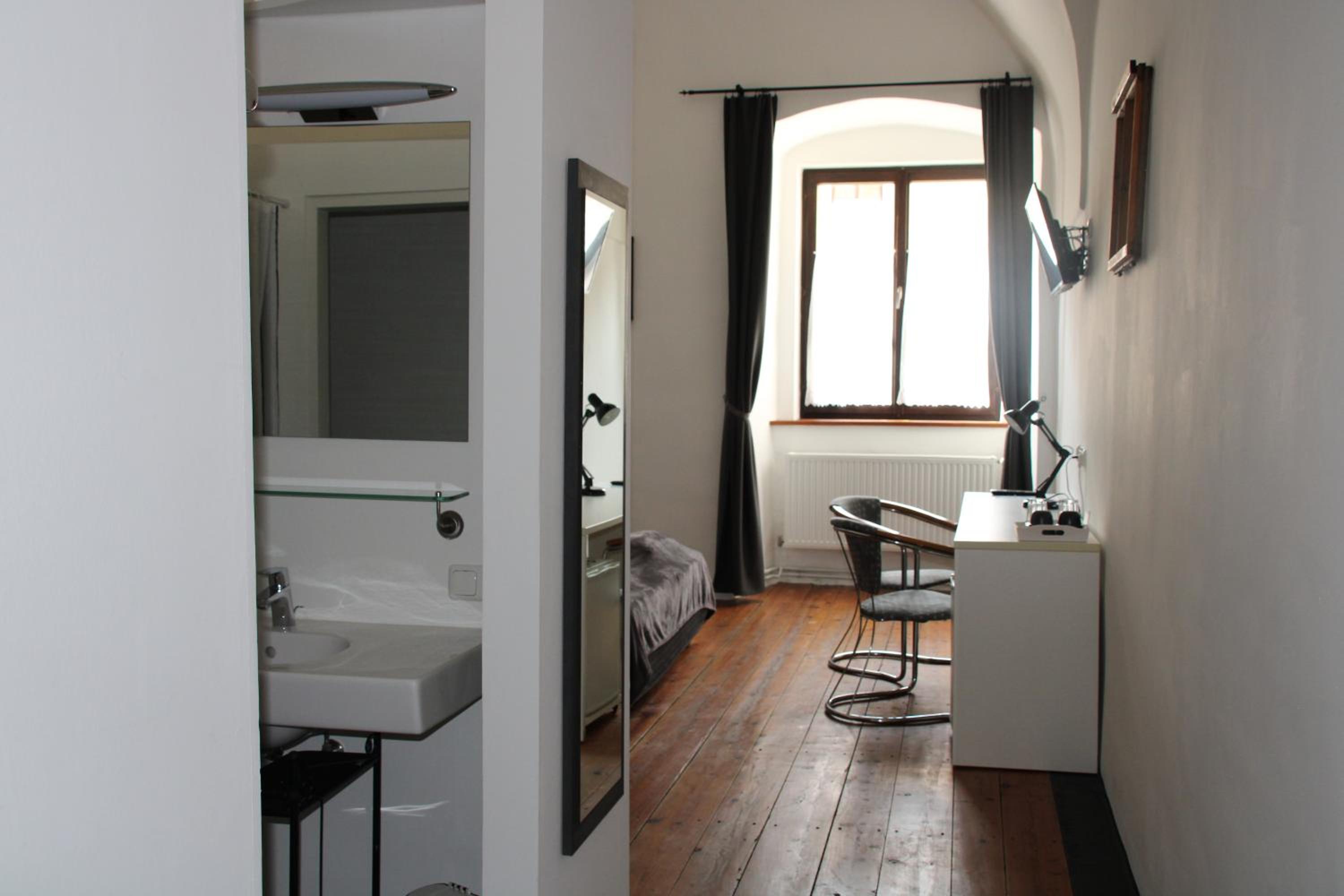 Large Double Room - Photo 4
