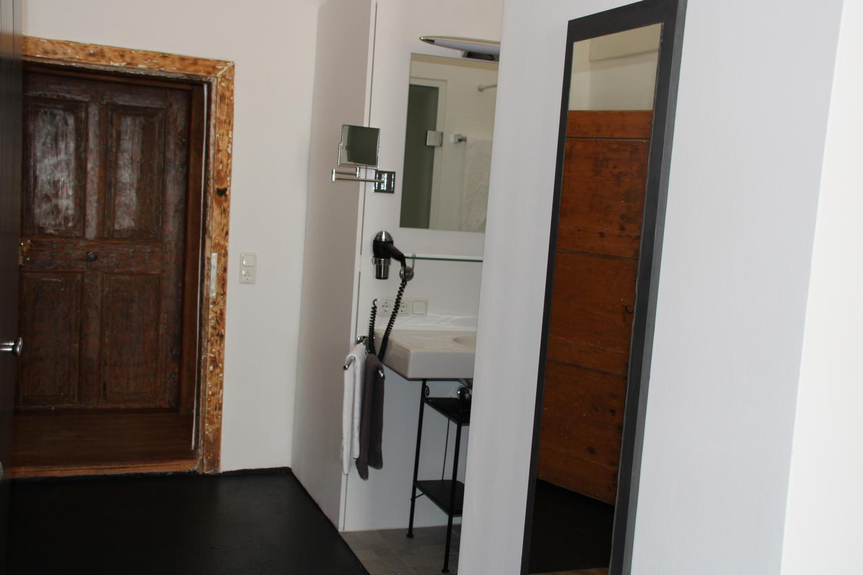 Large Double Room - Photo 5