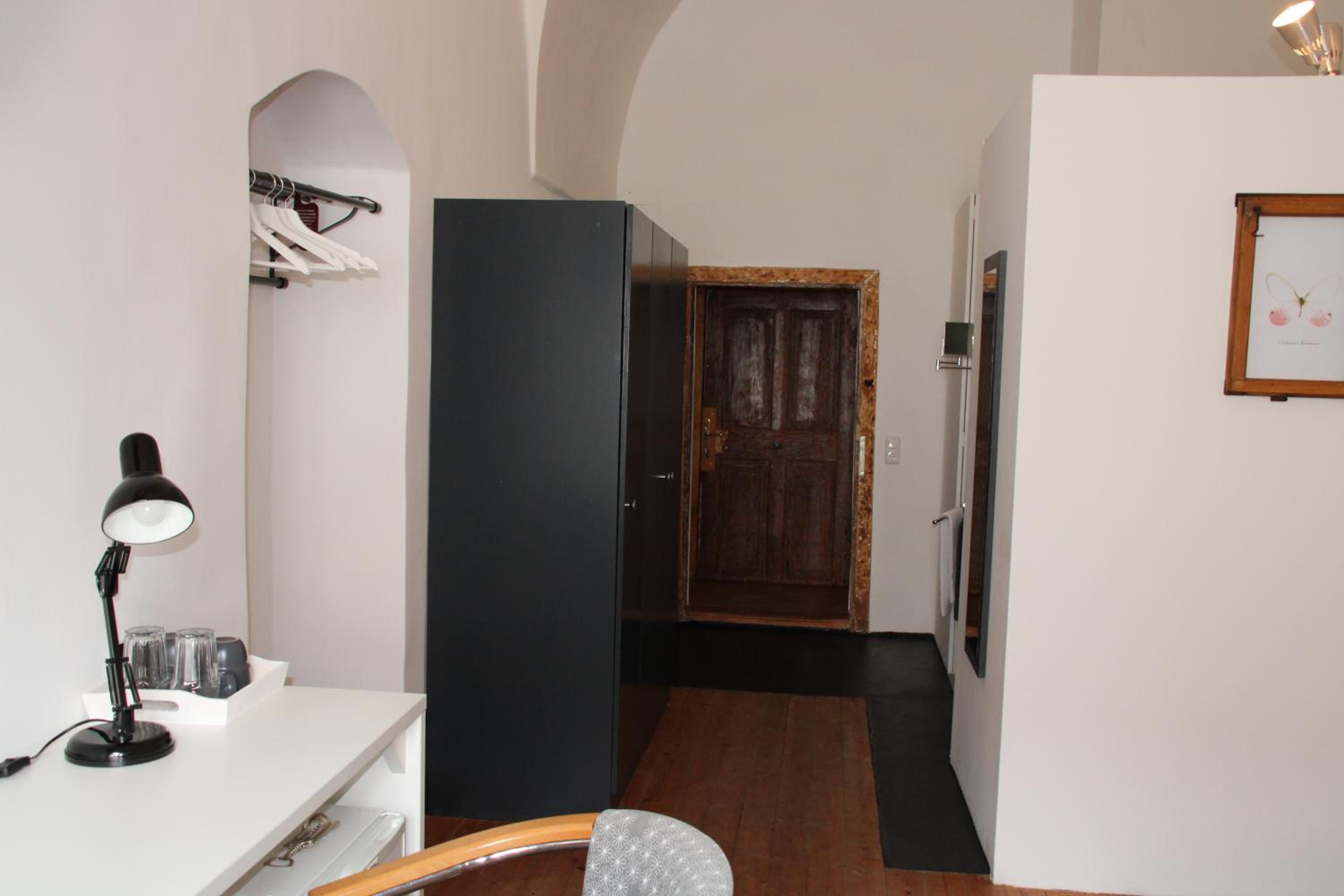Large Double Room - Photo 6