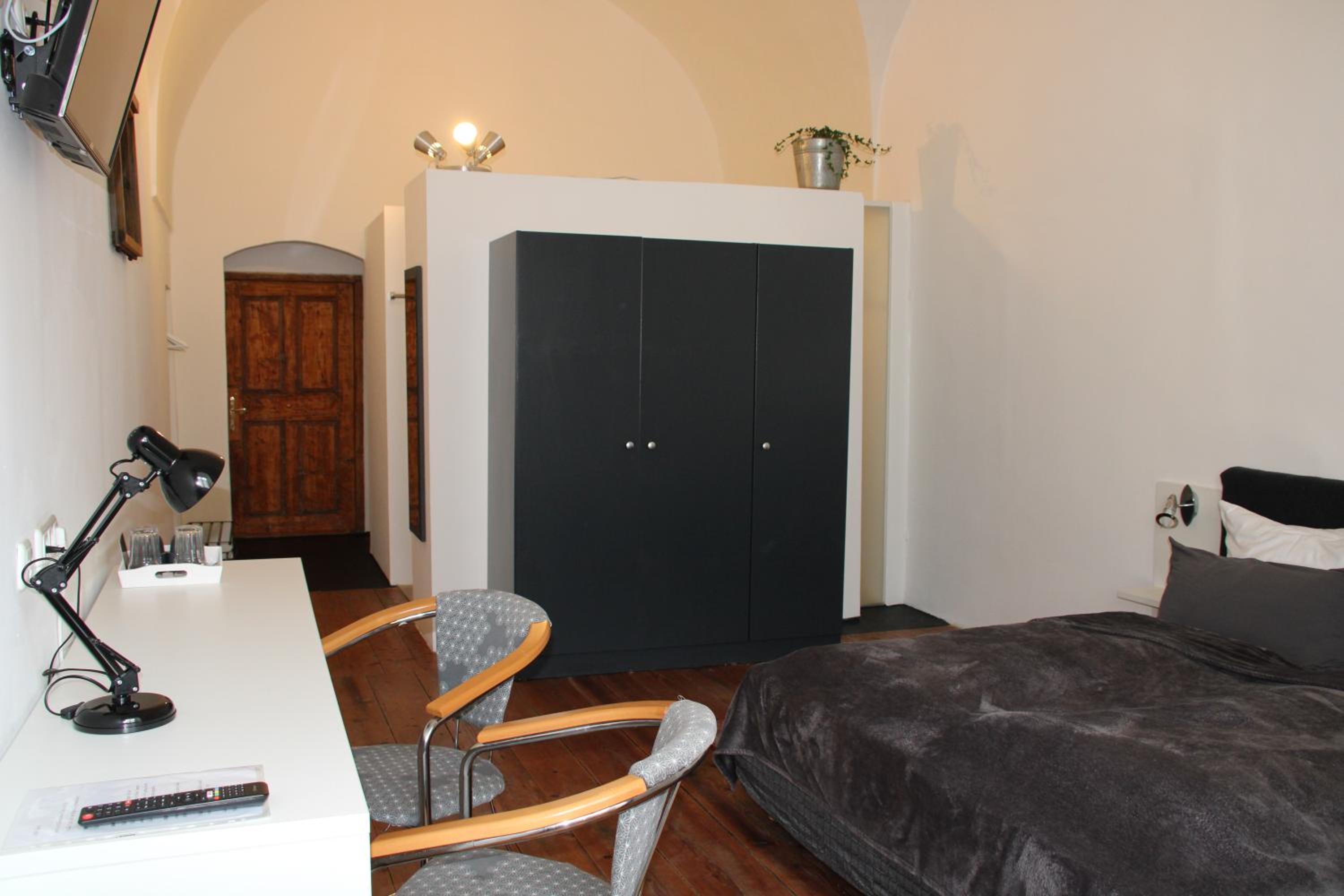 Large Double Room - Photo 7