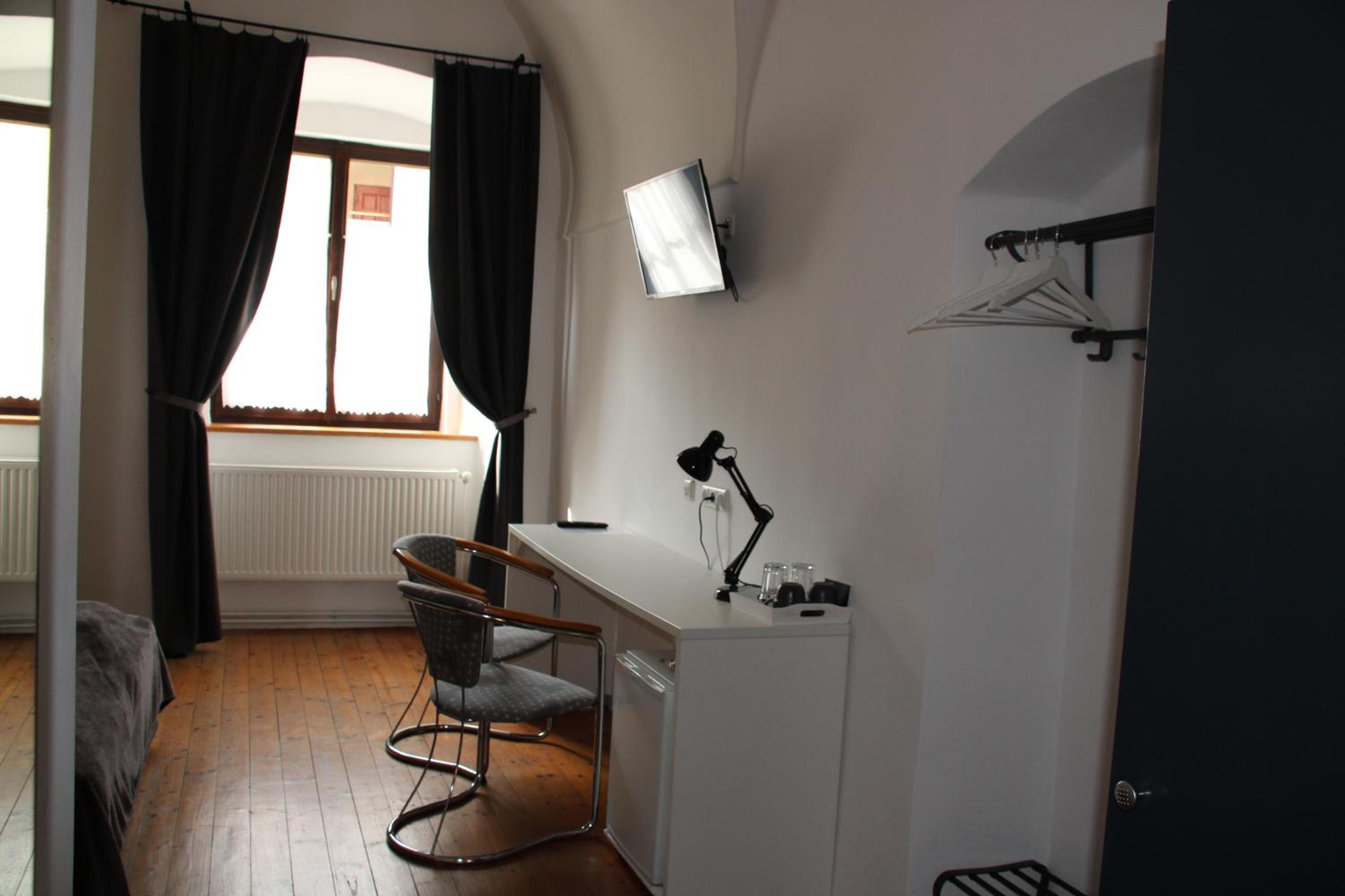 Large Double Room - Photo 11