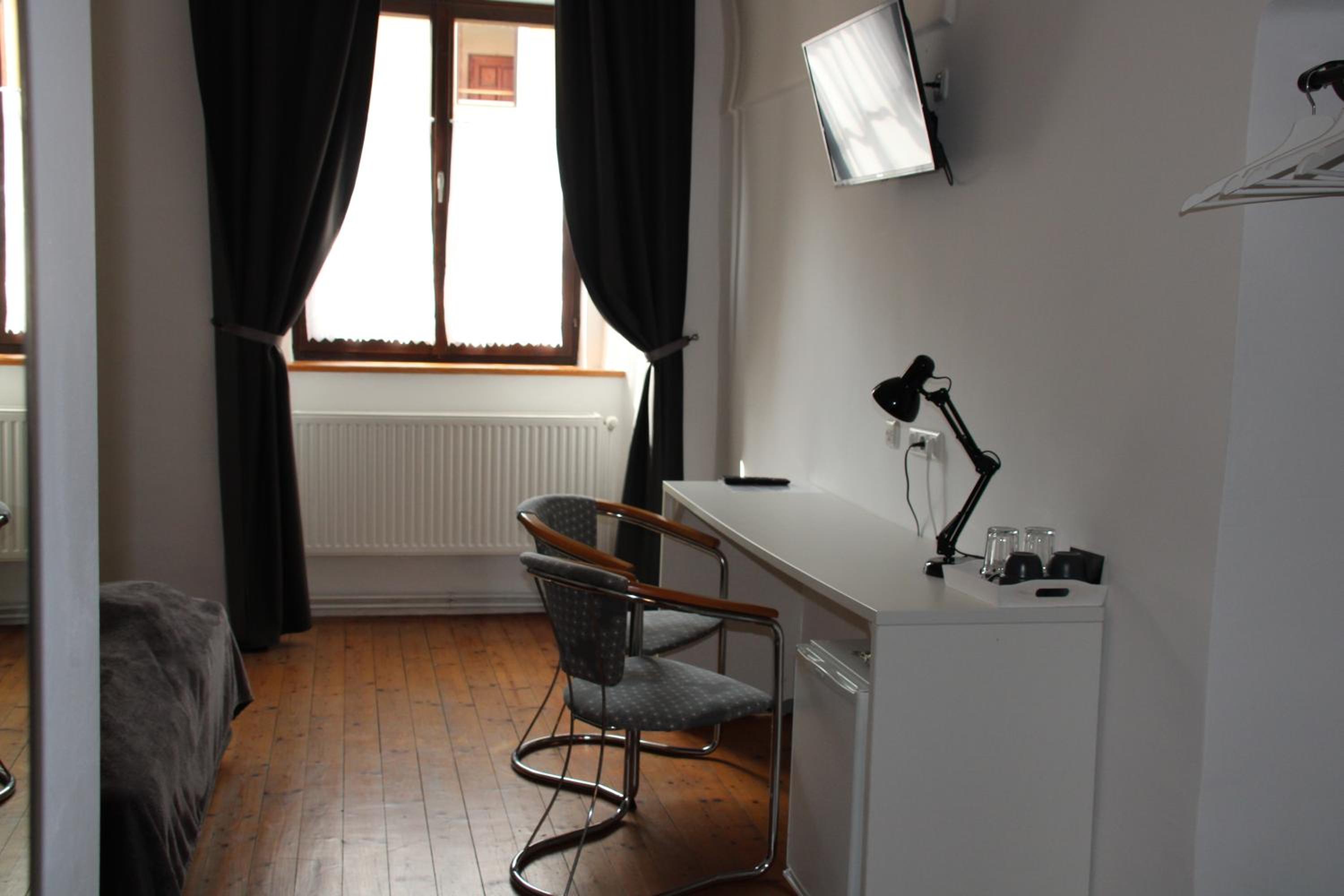 Large Double Room - Photo 12