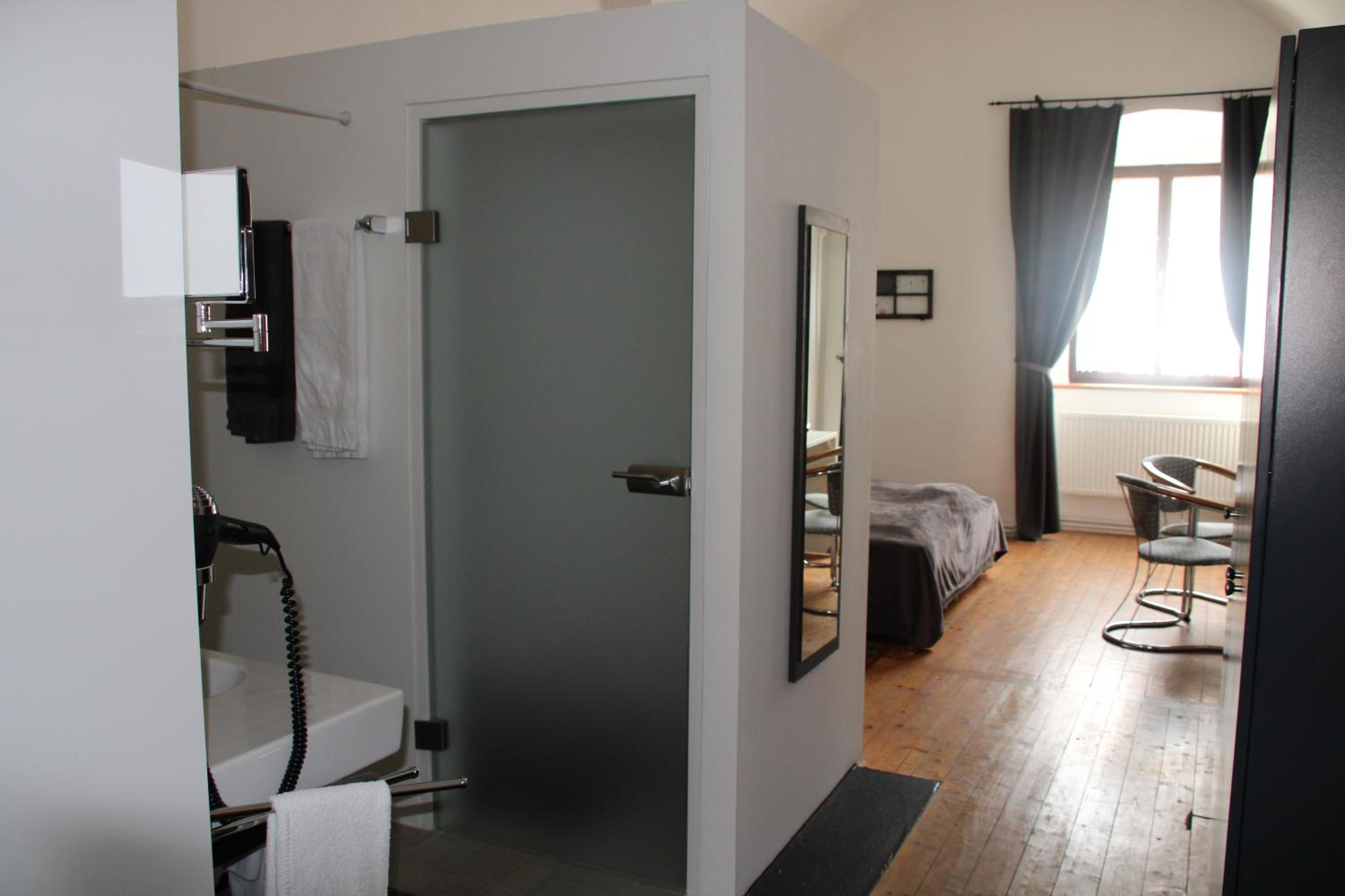 Large Double Room - Photo 2